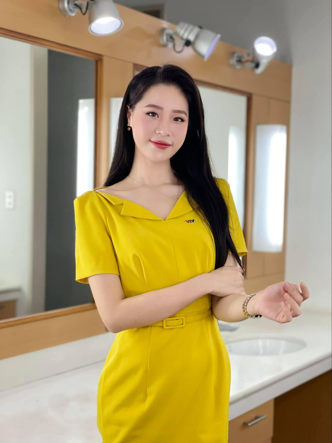 Người đẹp Biển Nguyễn Hoàng Bảo Châu khoe dáng yêu kiều trong bộ váy vàng nổi bật. Người đẹp Biển Nguyễn Hoàng Bảo Châu khoe dáng yêu kiều trong bộ váy vàng nổi bật.