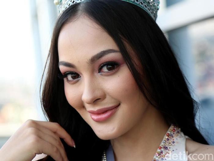 Tại cuộc thi Hoa hậu Quốc tế 2019, người đẹp Indonesia - Jolene Marie gây bất ngờ vì gương mặt quá giống nữ ca sĩ Như Quỳnh. Tại cuộc thi Hoa hậu Quốc tế 2019, người đẹp Indonesia - Jolene Marie gây bất ngờ vì gương mặt quá giống nữ ca sĩ Như Quỳnh.