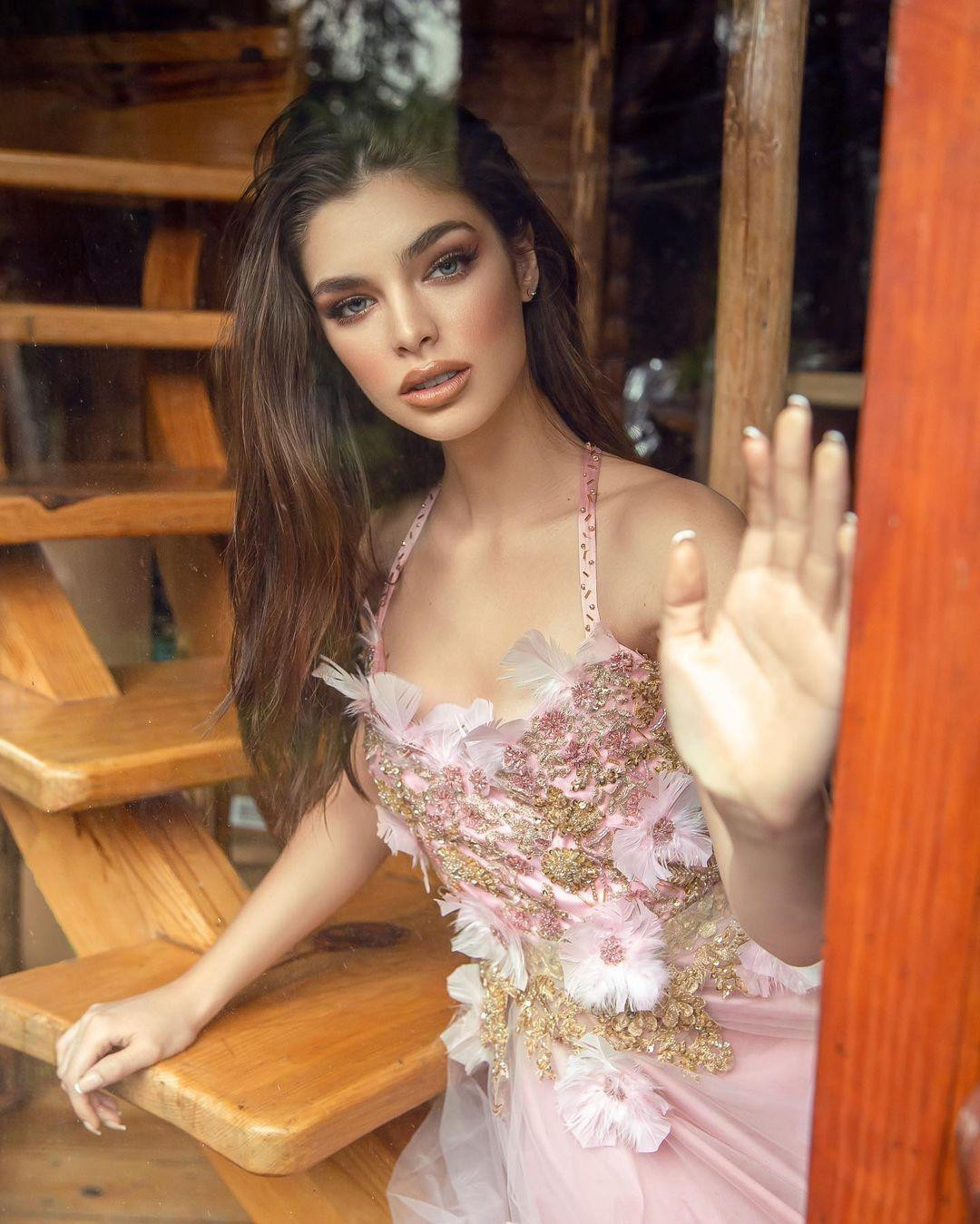 Nadia được đánh giá là một ứng cử viên nặng ký và có nhiều cơ hội giành được chiếc vương miện Miss Universe đầu tiên về cho Paraguay.