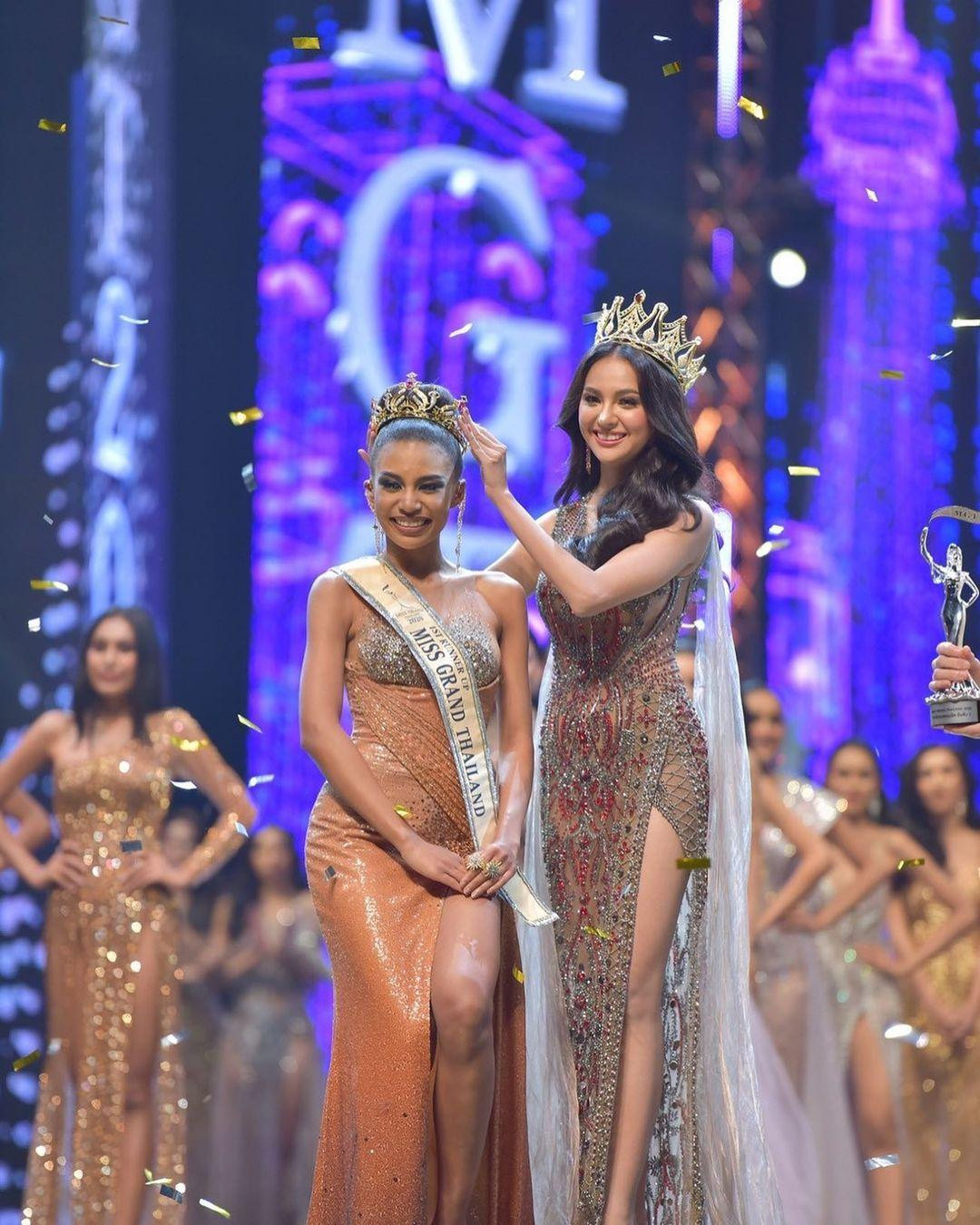 Năm nay do tình hình dịch bệnh COVID-19 tại Thái Lan đang căng thẳng nên BTC không tổ chức cuộc thi Miss Grand Thailand 2021 mà bổ nhiệm Á hậu 1 thành đại diện cho quốc gia để kịp tham dự Miss Grand 2021 vào cuối năm nay tại Phuket.
