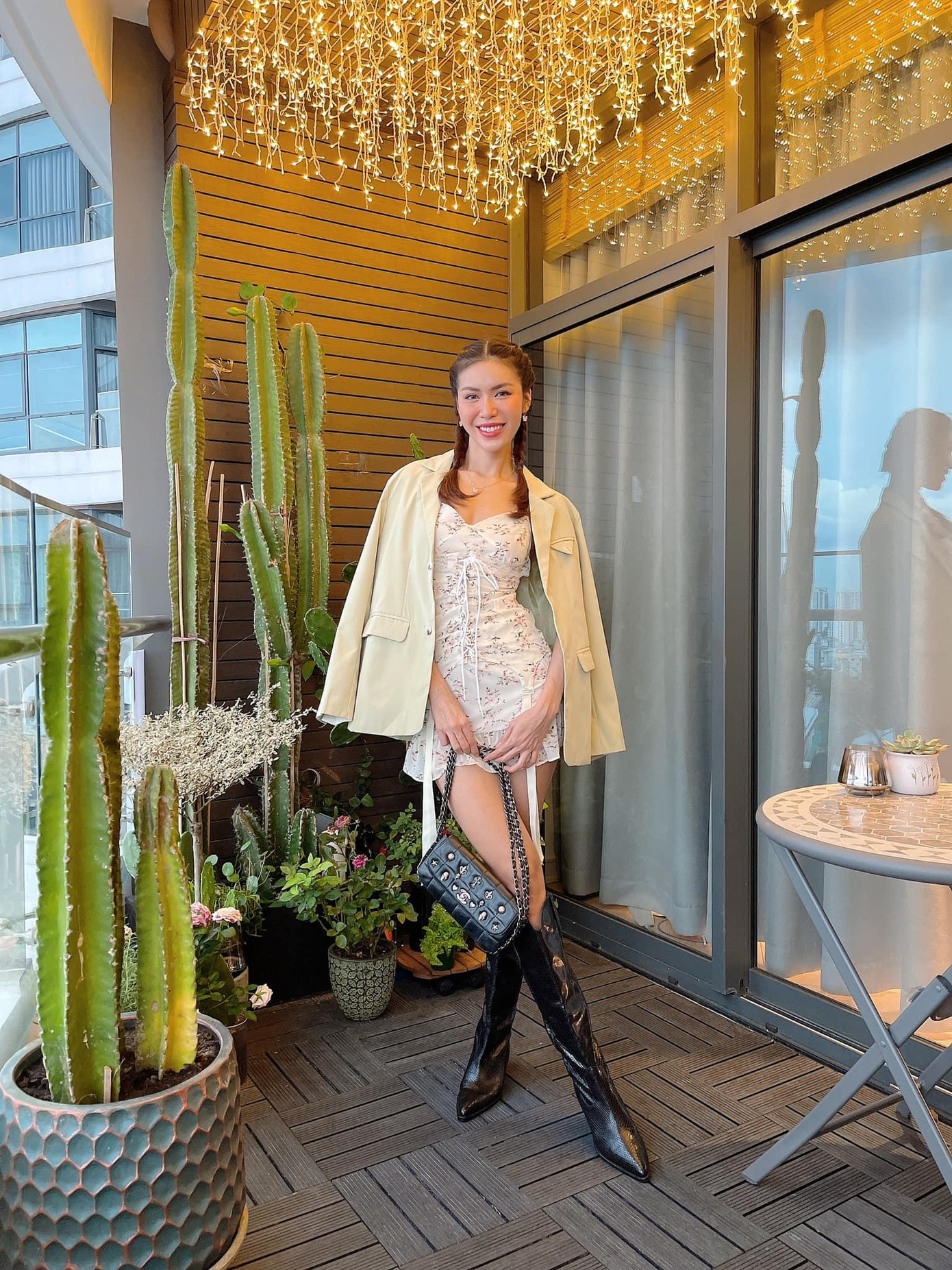 Minh Tú diện váy ren bó sát, khoe đôi chân dài nóng bỏng khi ở nhà giãn cách xã hội. Minh Tú diện váy ren bó sát, khoe đôi chân dài nóng bỏng khi ở nhà giãn cách xã hội.