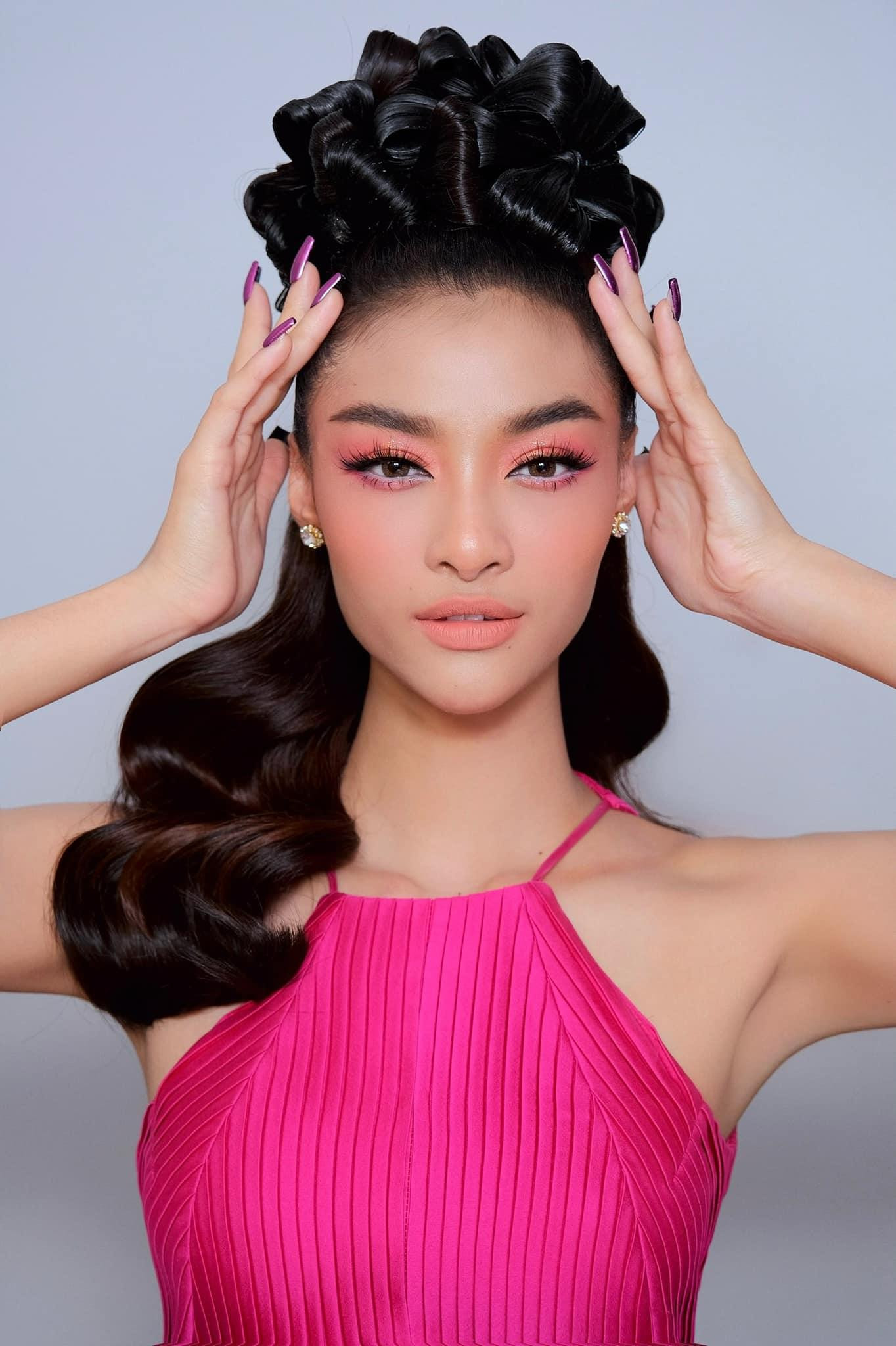 Á hậu Kiều Loan khoe vai trần quyến rũ với bộ váy tông màu hồng nổi bật.