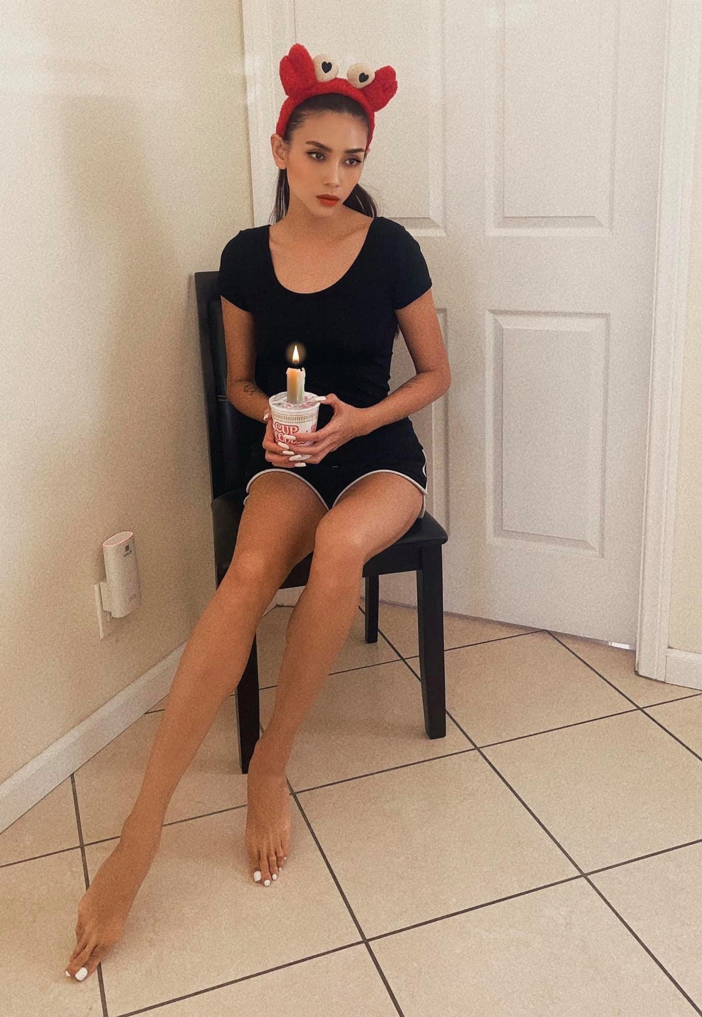 Á hậu Võ Hoàng Yến nghĩ tới viễn cảnh đón sinh nhật sắp tới trong bối cảnh dịch bệnh khiến fans cười ngất.