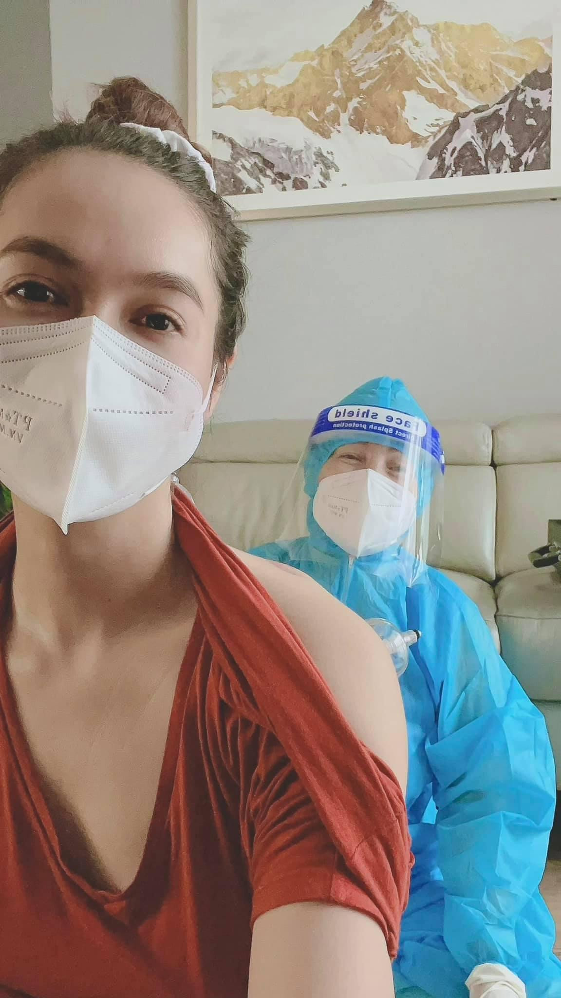 Á hậu Hoàng My và mẹ trong lần gặp gỡ hiếm hoi giữa mùa dịch. Á hậu Hoàng My và mẹ trong lần gặp gỡ hiếm hoi giữa mùa dịch.