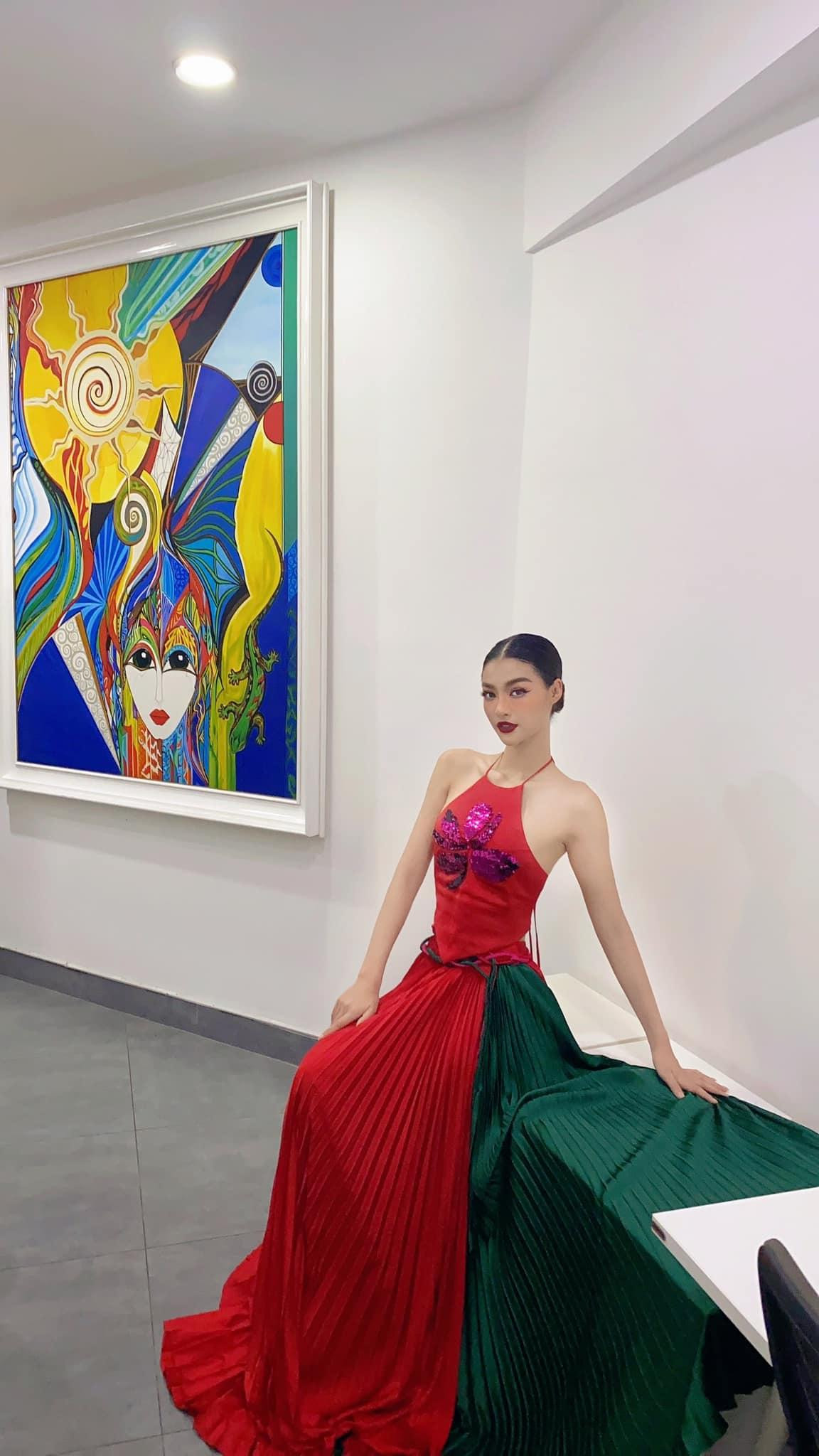 Á hậu Kiều Loan diện váy kiểu cổ yếm cách điệu rực rỡ màu sắc, khoe trọn bờ vai trần nuột nà và quyến rũ. Á hậu Kiều Loan diện váy kiểu cổ yếm cách điệu rực rỡ màu sắc, khoe trọn bờ vai trần nuột nà và quyến rũ.