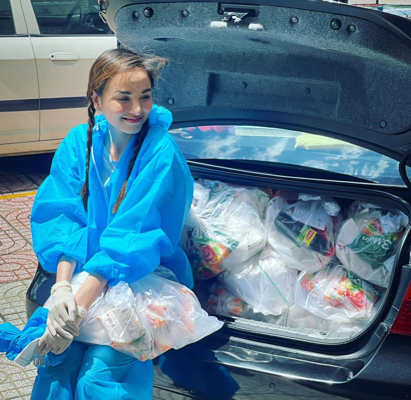 Hoa hậu Diễm Hương chăm chỉ làm từ thiện trong mùa dịch. Hoa hậu Diễm Hương chăm chỉ làm từ thiện trong mùa dịch.