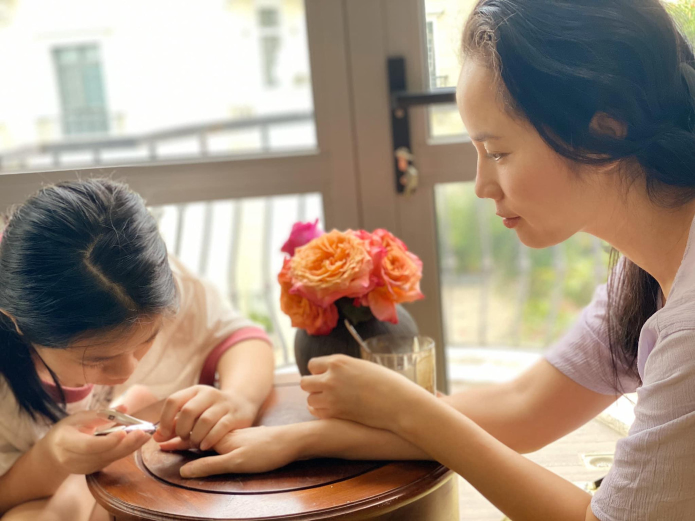 Á hậu Ngô Thuý Hà khoe khoảnh khắc được con gái cưng cắt móng tay cực đáng yêu.