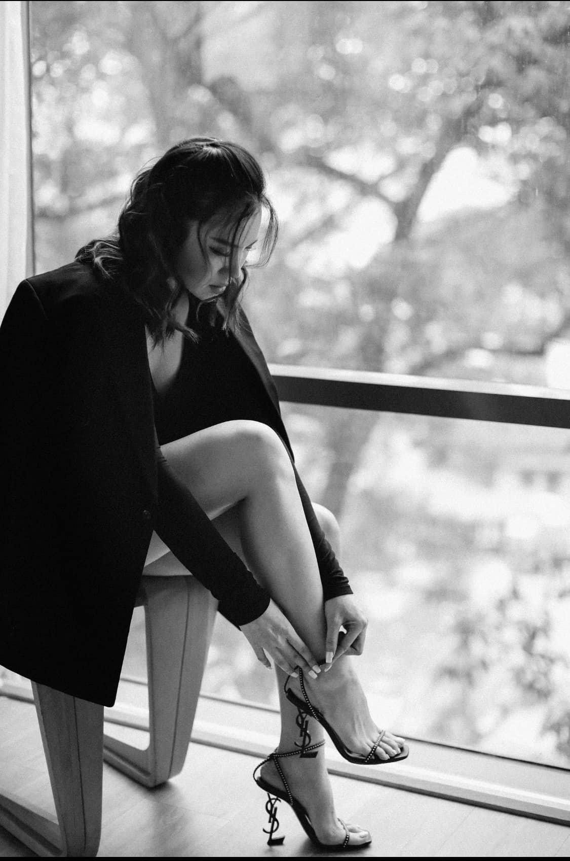 Sau gần 20 năm, cô vẫn giữ vững thần thái đỉnh cao của một trong những gương mặt sáng giá nhất làng mẫu Việt những năm 2000.