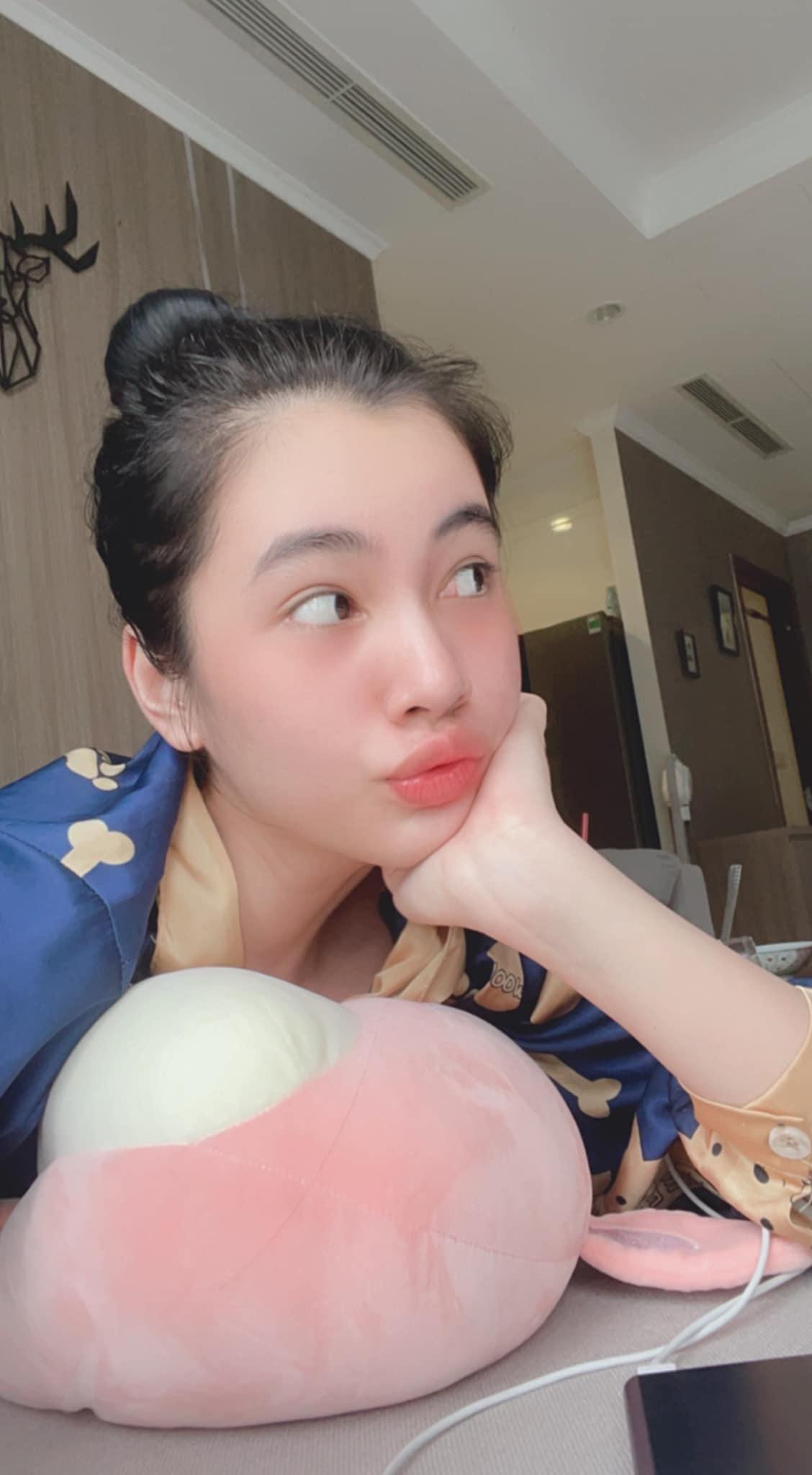 Người đẹp Cẩm Đan khoe vẻ đáng yêu, dễ thương khi ở nhà tránh dịch.