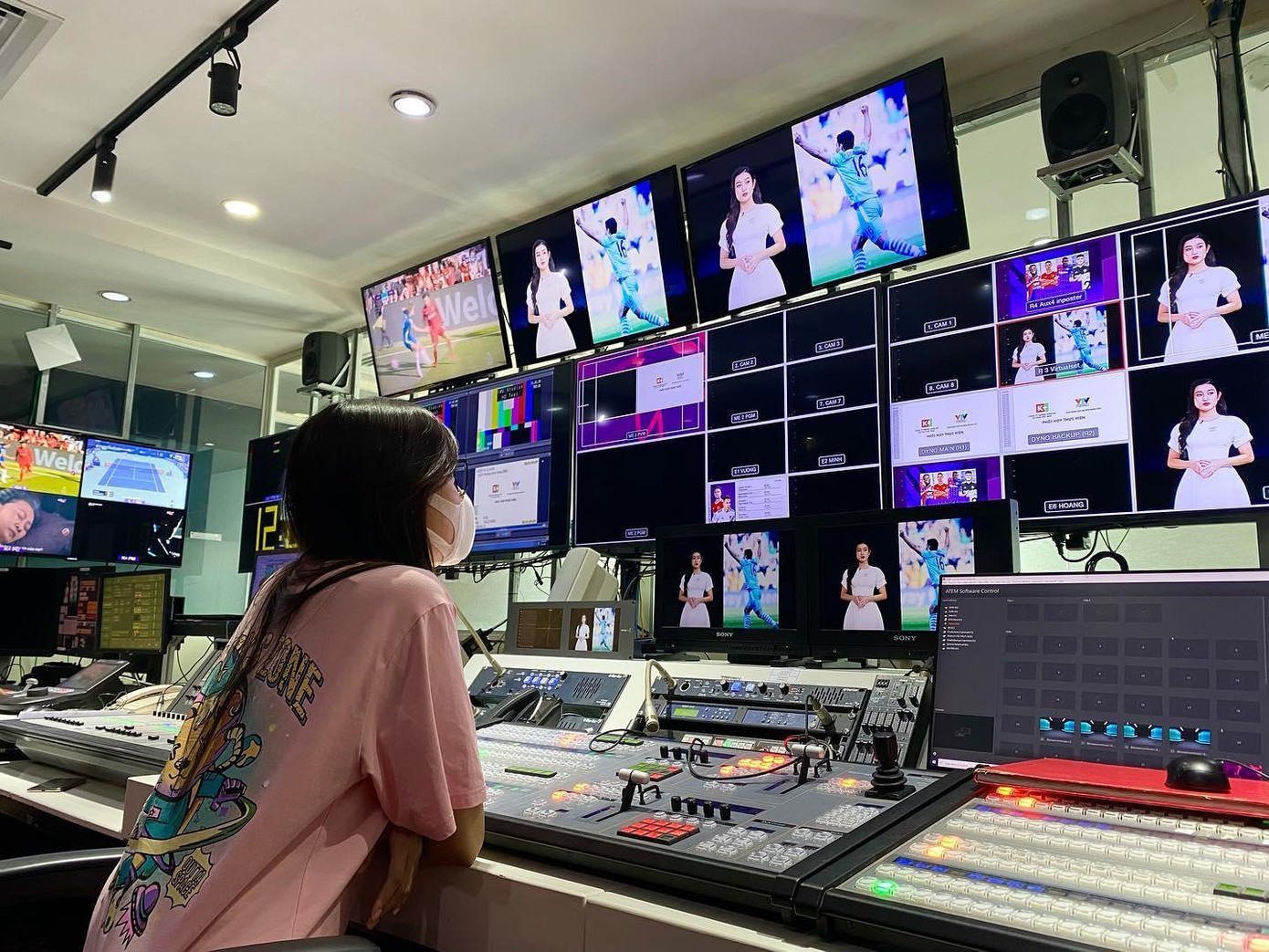 Á hậu Huyền My chăm chỉ làm việc trên trường quay chương trình thể thao mà cô làm MC.