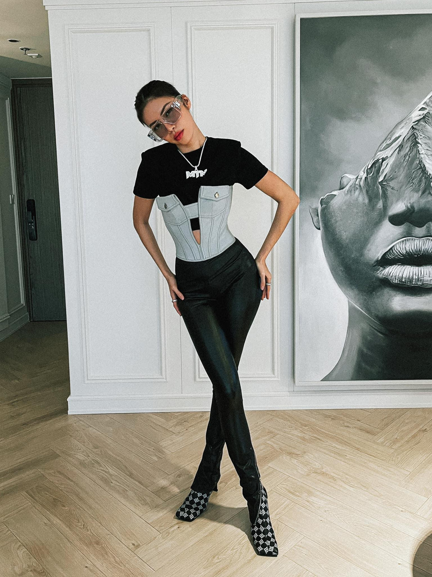 Hoa hậu Siêu quốc gia Việt Nam 2018 Minh Tú diện set đồ lạ mắt, khoe trọn vóc dáng sexy.