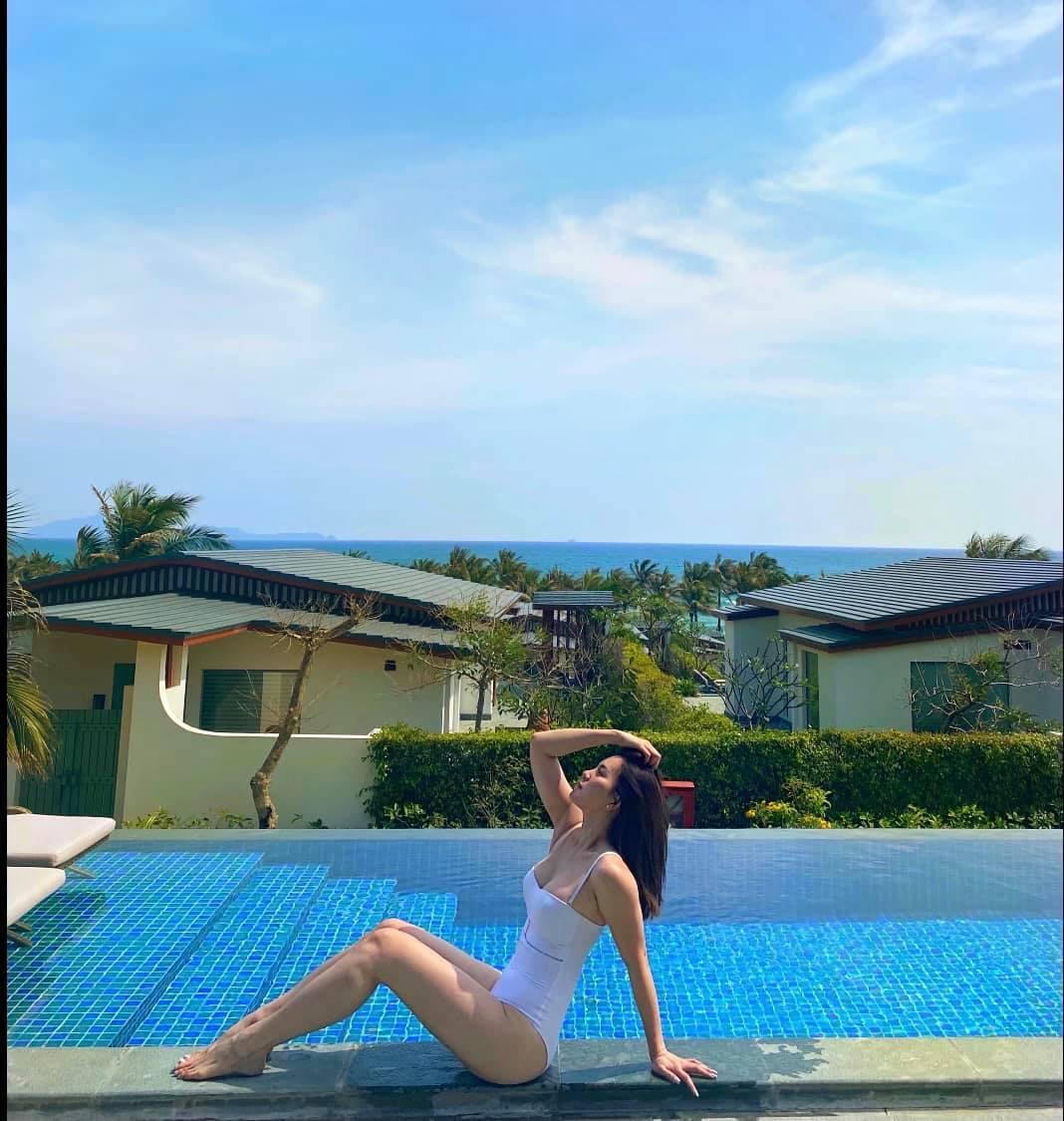 Thời điểm dự thi Hoa hậu Việt Nam 2002, Hoàng Oanh gây ấn tượng với chiều cao 1m70, cân nặng 50kg và các số đo hình thể 81-61-89. Sau gần 2 thập kỷ, vẻ đẹp rực rỡ của cô dường như vẫn chưa bị tác động nhiều bởi thời gian.