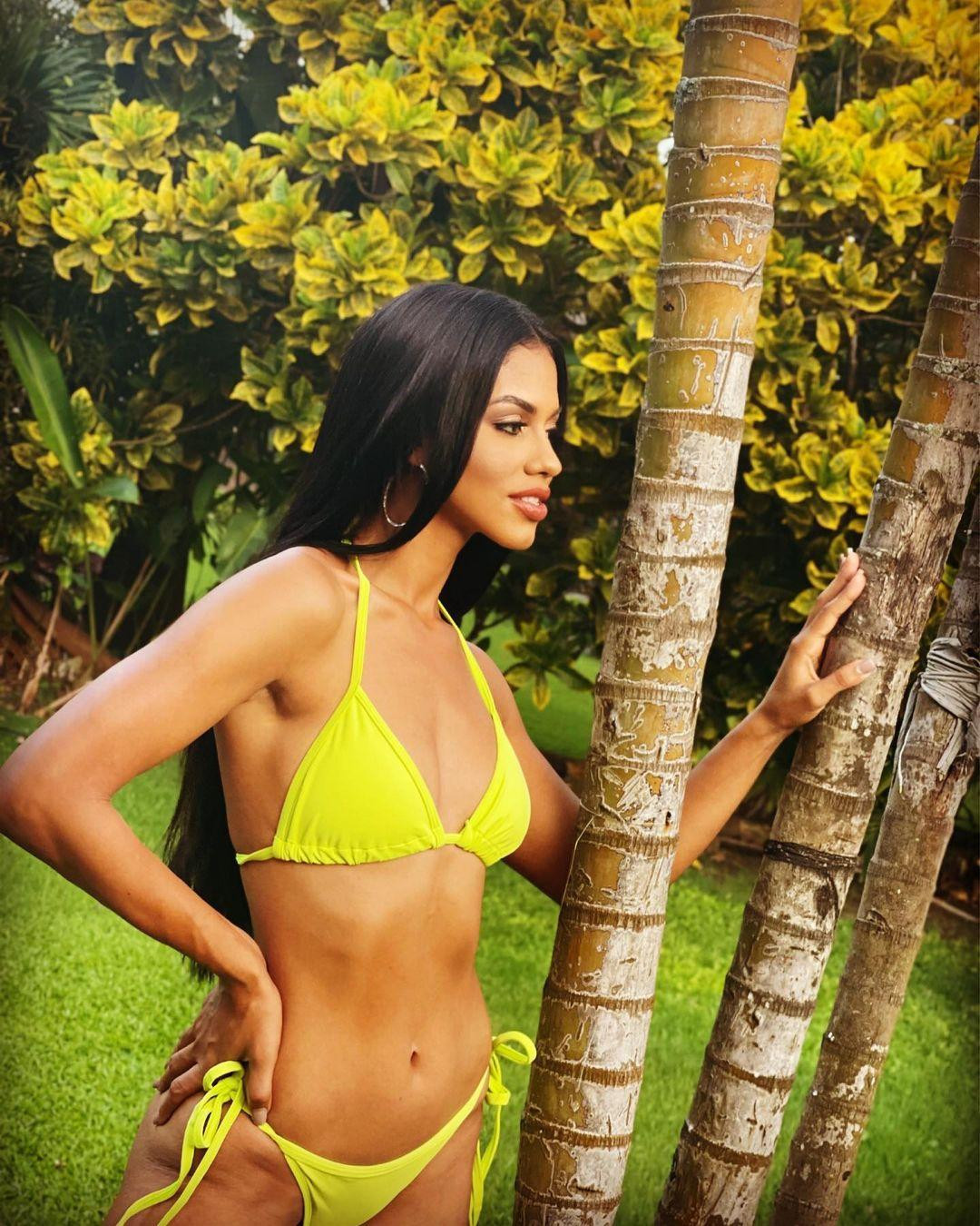 Nieves Marcano sở hữu vẻ đẹp rực lửa với body vô cùng nóng bỏng, quyến rũ.