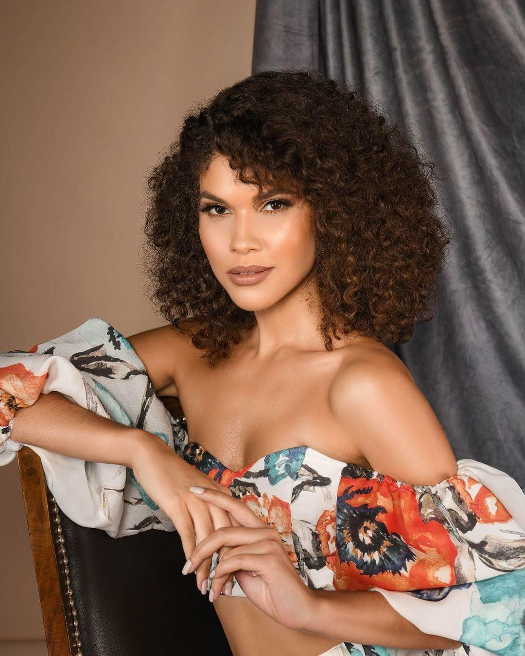 Emmy Pena năm nay 24 tuổi, cô đã vượt qua 24 người đẹp khác để giành được danh hiệu cao quý này.