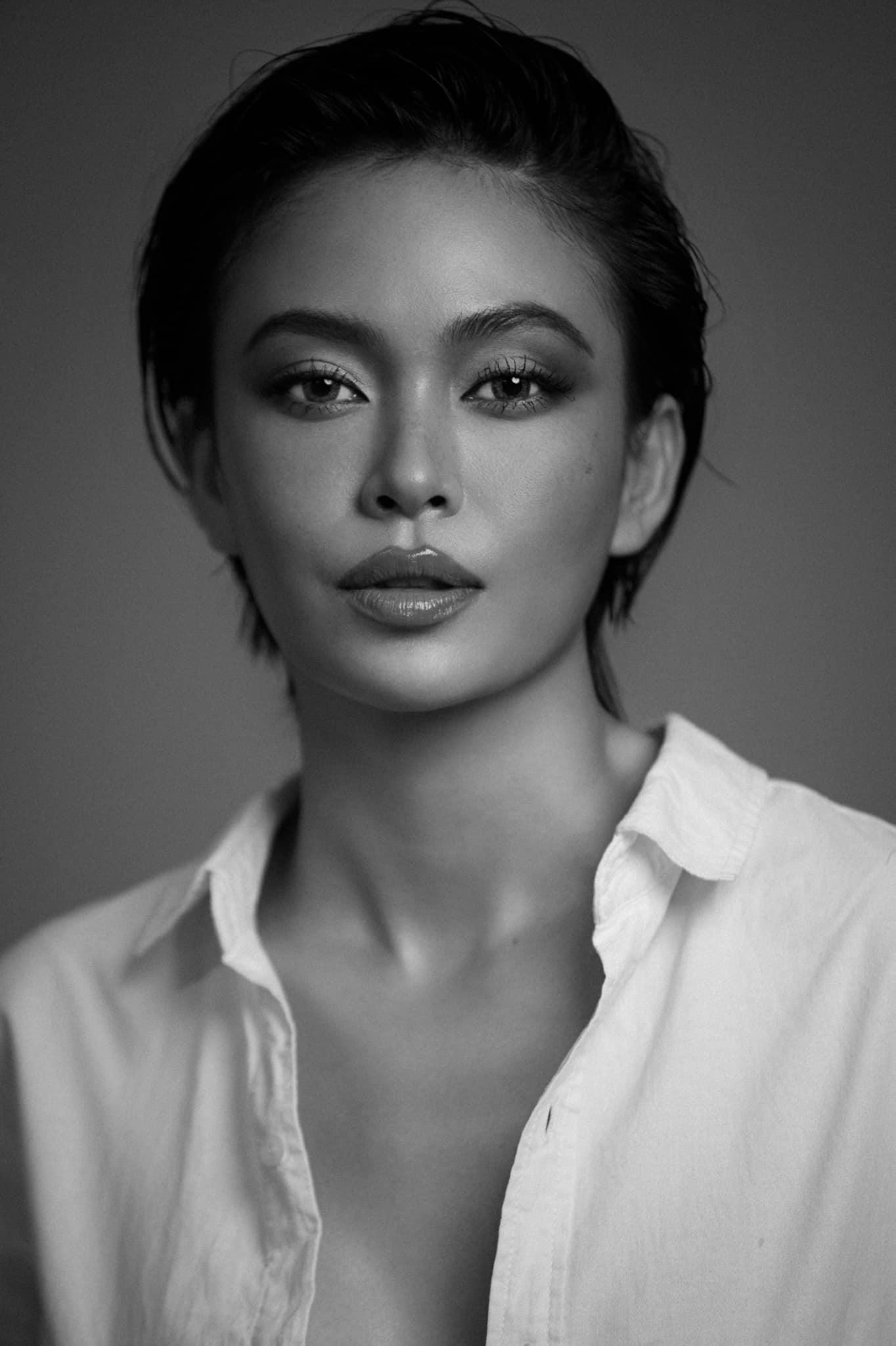 Á hậu Mâu Thuỷ diện sơ-mi hờ hững cực nóng bỏng, quyến rũ.