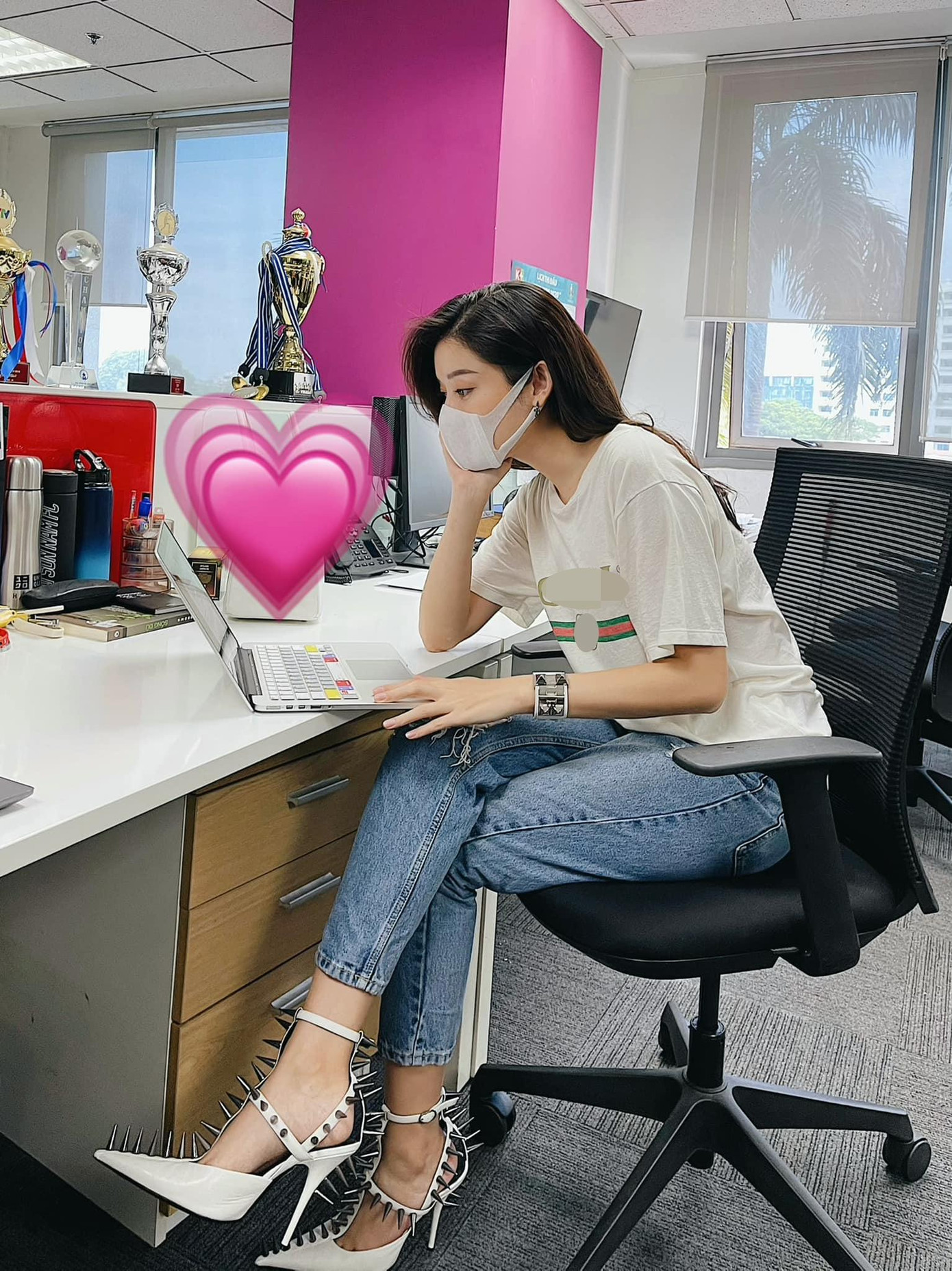 Á hậu Huyền My gây ấn tượng với gu thời trang cá tính, sành điệu.