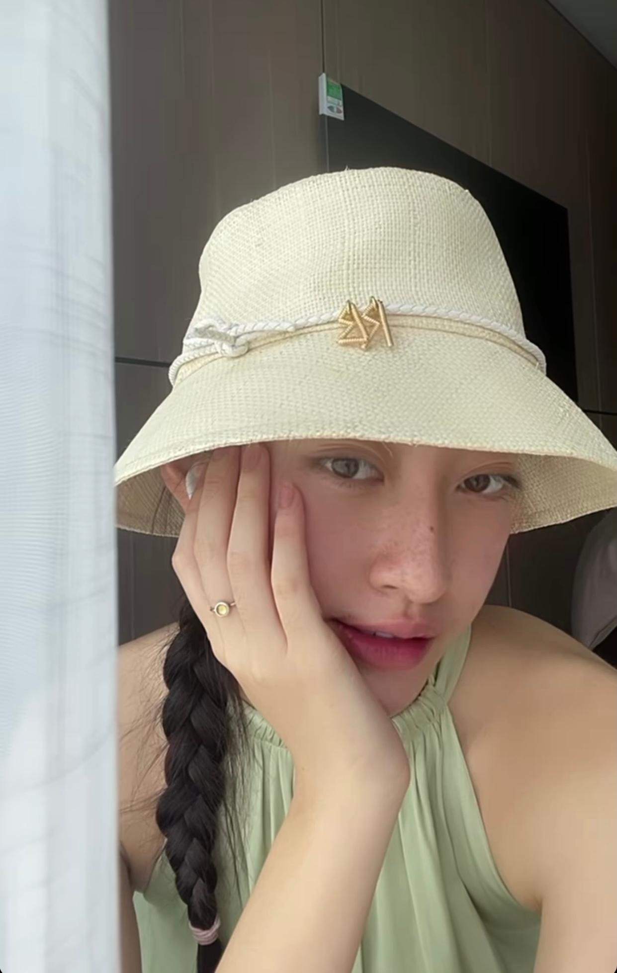 Hoa hậu Lương Thuỳ Linh diện váy cổ yếm xinh đẹp, quyến rũ khi ở nhà tránh dịch.