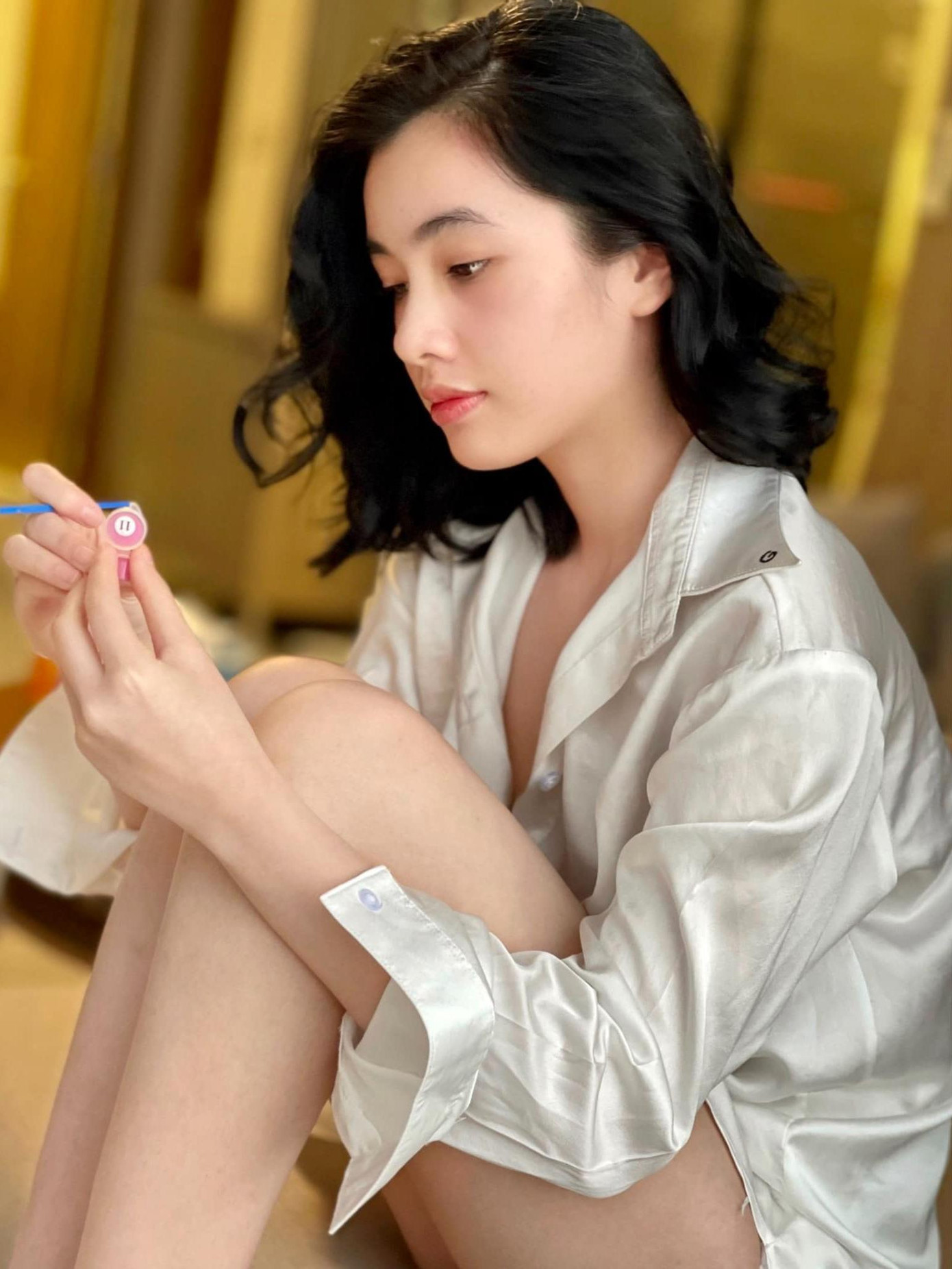 Người đẹp Cẩn Đan diện mốt sơ-mi giấu quần cực nóng bỏng, khoe đôi chân dài quyến rũ.