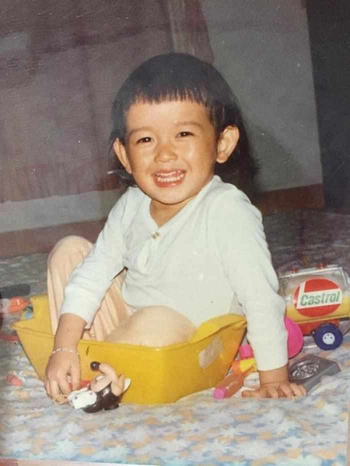 Á hậu Huyền My khoe ảnh ngày bé. Cô còn hé lộ khi bé mình như một cậu nhóc và tinh nghịch như con trai. Á hậu Huyền My khoe ảnh ngày bé. Cô còn hé lộ khi bé mình như một cậu nhóc và tinh nghịch như con trai.