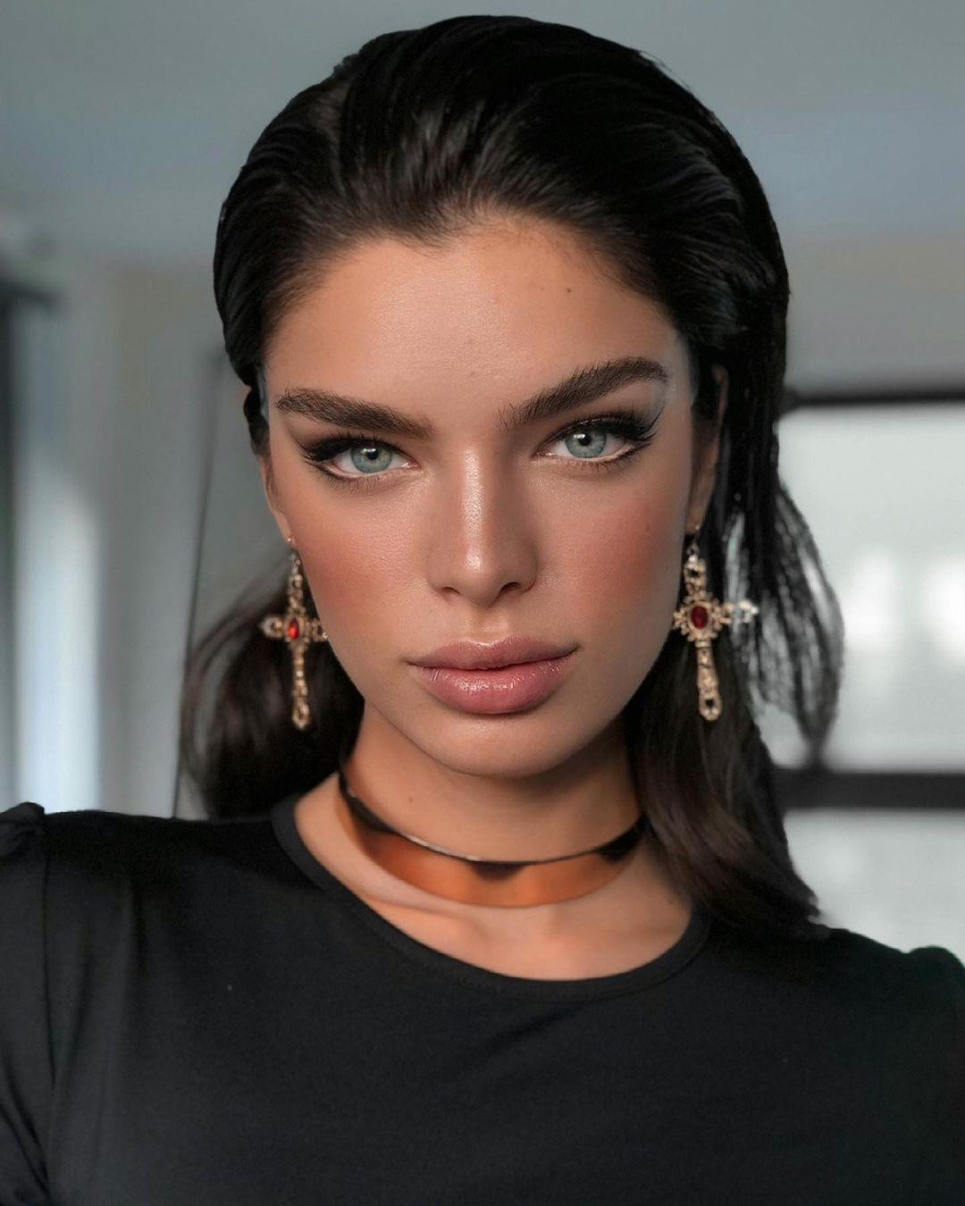 Cô là siêu mẫu quốc tế đình đám, là gương mặt quen thuộc của các tạp chí thời trang hàng đầu và những sàn catwalk đỉnh cao ở các kinh đô thời trang hoa lệ.