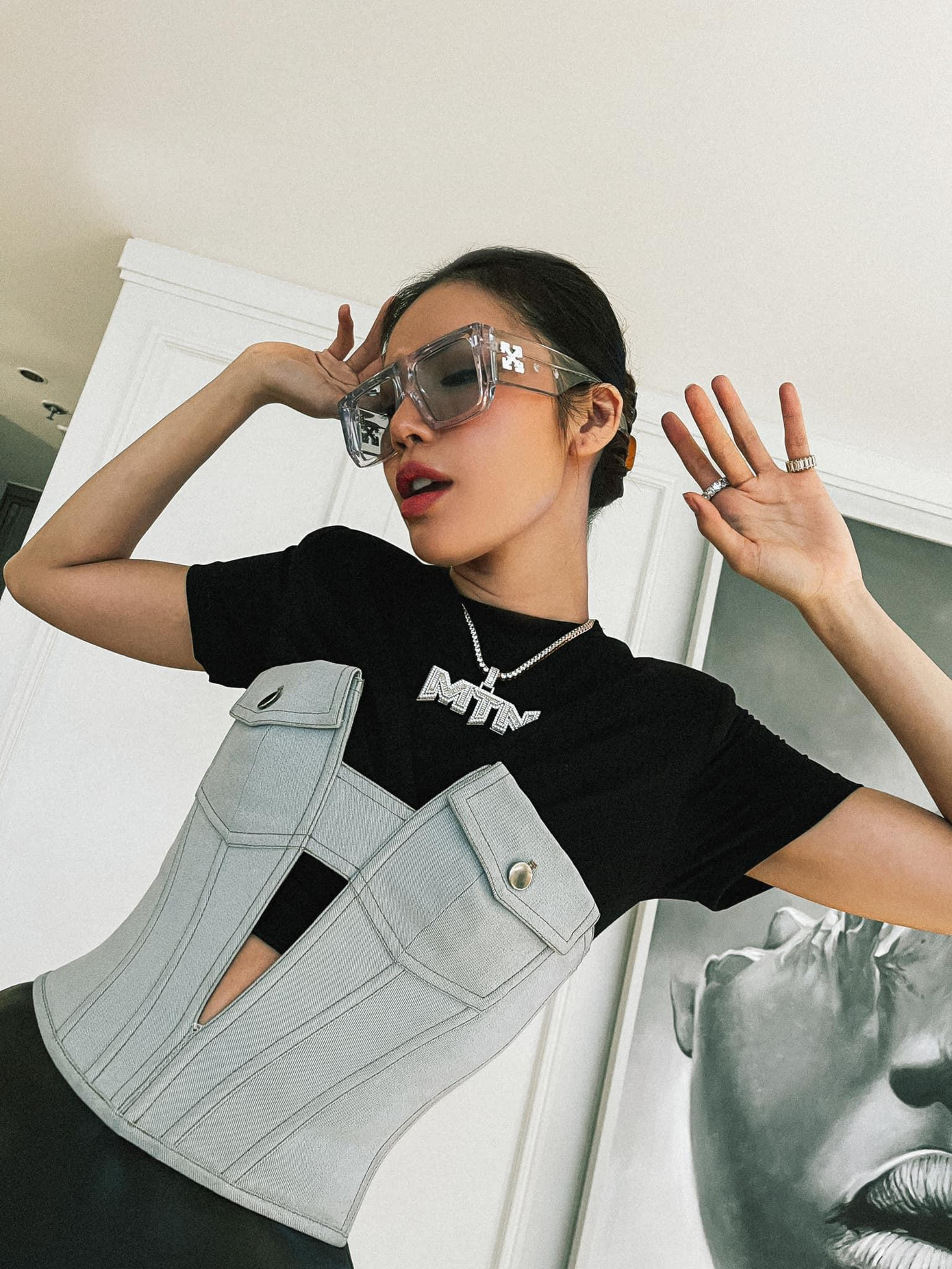 Người đẹp diện chiếc áo lạ mắt có thiết kế kiểu dáng corset độc đáo.