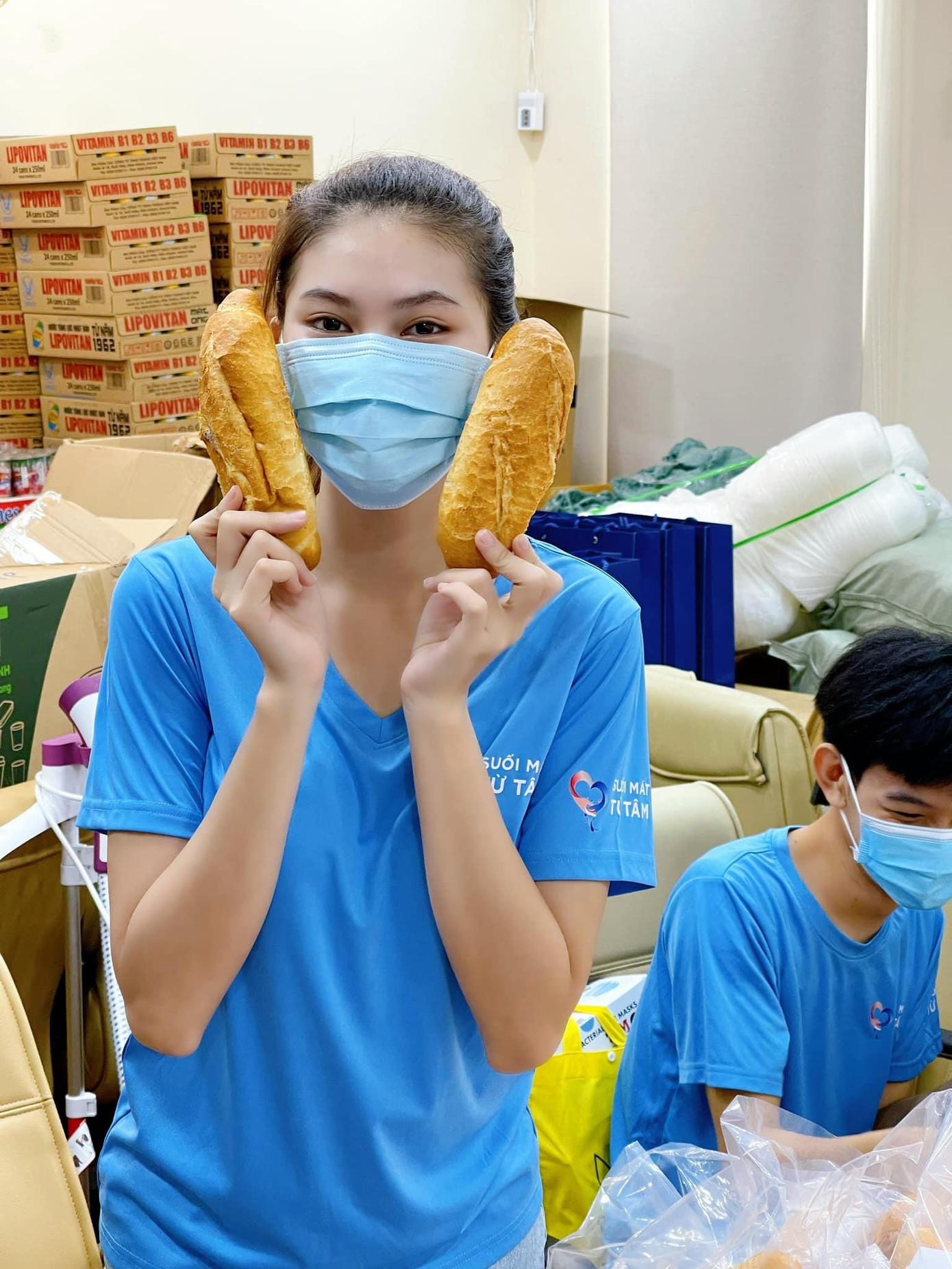 Á hậu Ngọc Thảo tiếp tục bận rộn với bếp ăn từ thiện của CLB Suốt mát từ tâm.