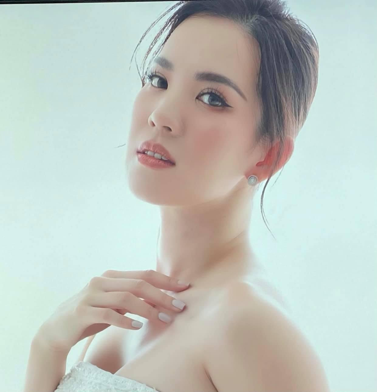 Được biết tới là nàng Á hậu đình đám một thời, Bùi Hoàng Oanh vẫn sở hữu nhan sắc cực kỳ quyến rũ và xinh đẹp ở tuổi 37. Tại thời điểm gần 20 năm về trước, Hoàng Oanh được xem là một người mẫu chuyên nghiệp của làng giải trí. Cô còn được hãng hàng không quốc gia Việt Nam lựa chọn là gương mặt đại diện.