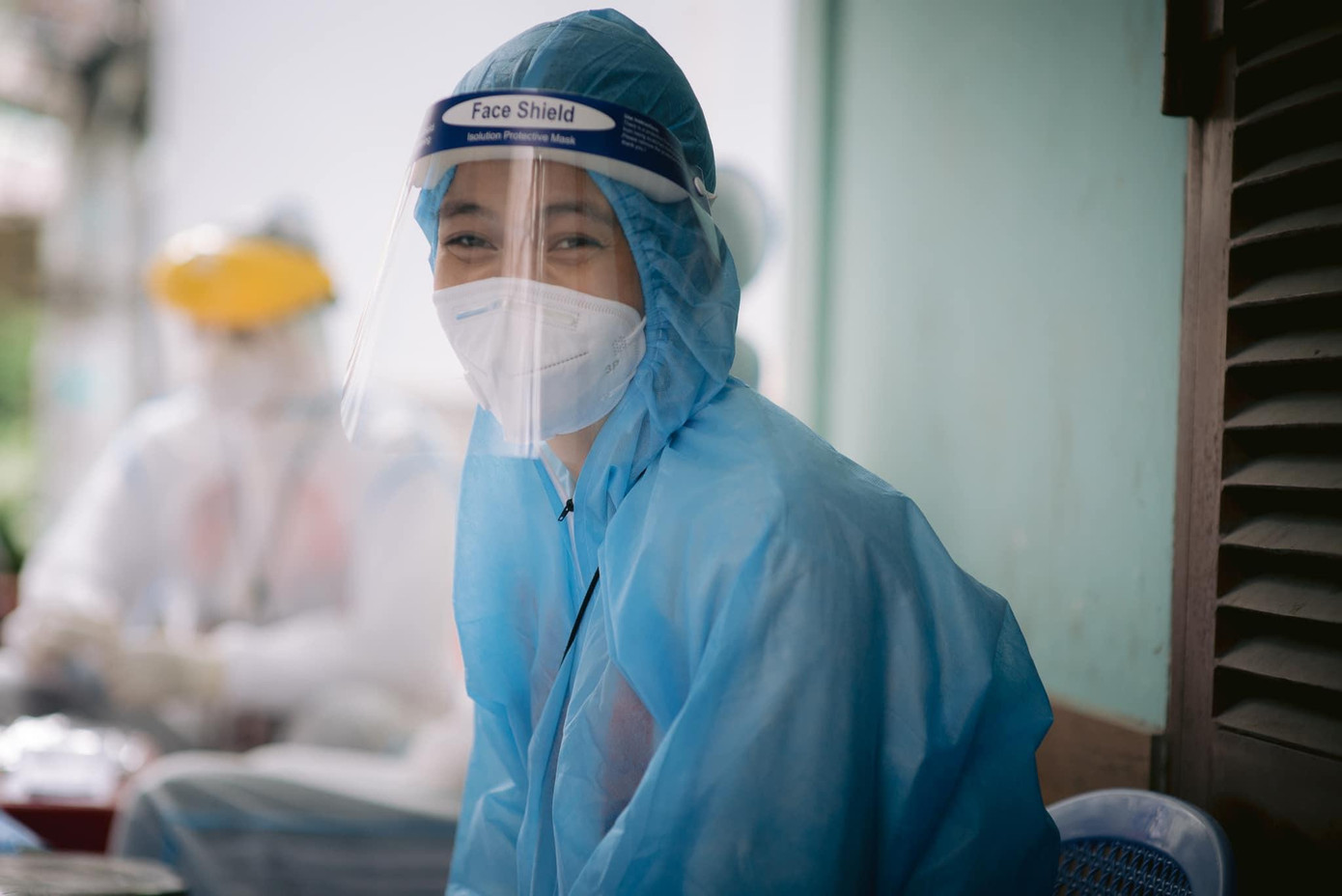 Á hậu Mâu Thuỷ vẫn cười rạng rỡ dù gương mặt phờ phạc sau những ngày làm tình nguyện viên trong bộ đồ bảo hộ kín mít.