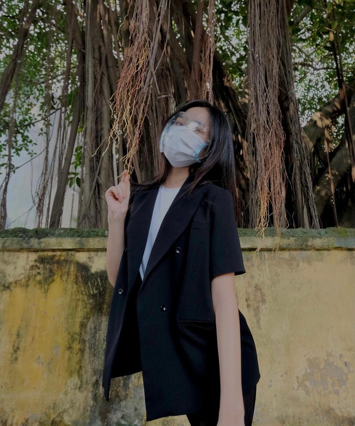 Hoa hậu Đỗ Thị Hà diện trang phục tông màu đen thanh lịch và năng động khi đi từ thiện trong mùa dịch.