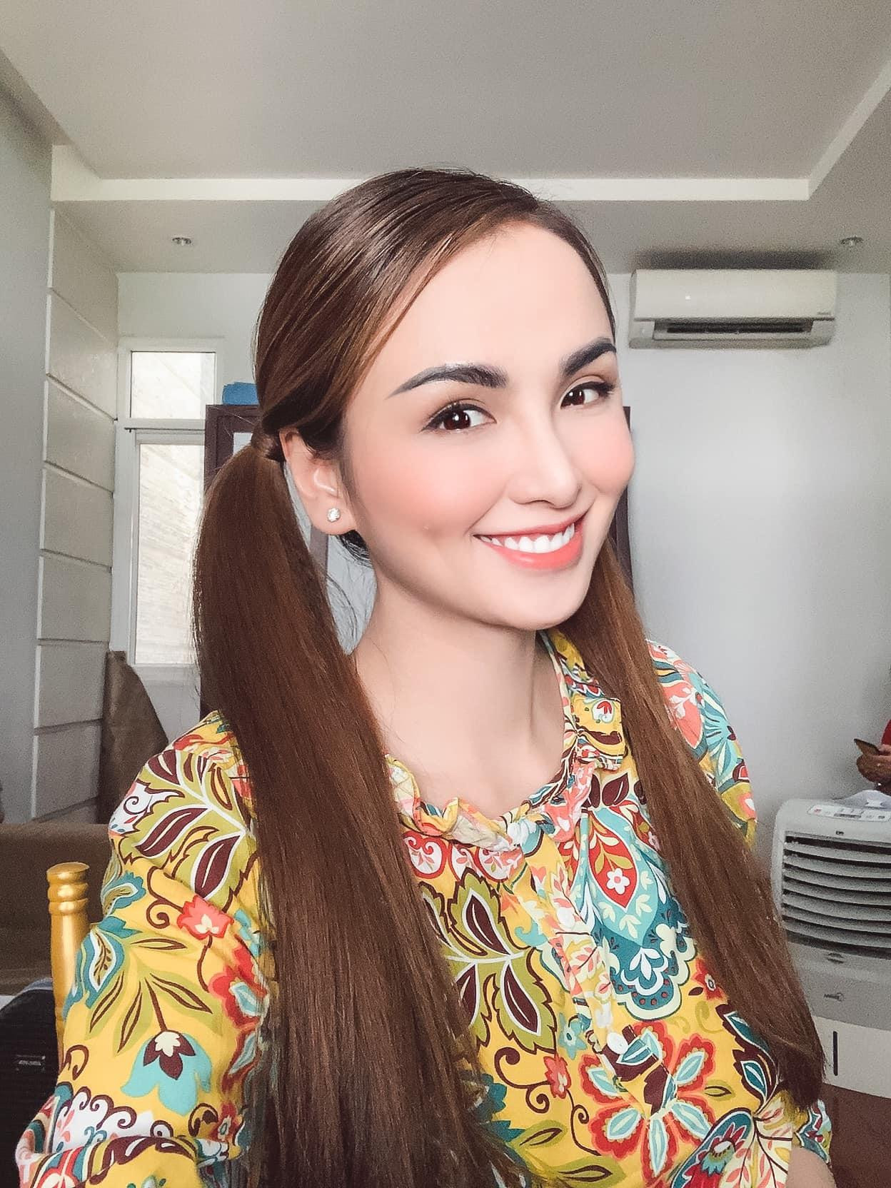 Hoa hậu Diễm Hương hoá &apos;gái quê&apos; dễ thương trong những ngày giãn cách xã hội.