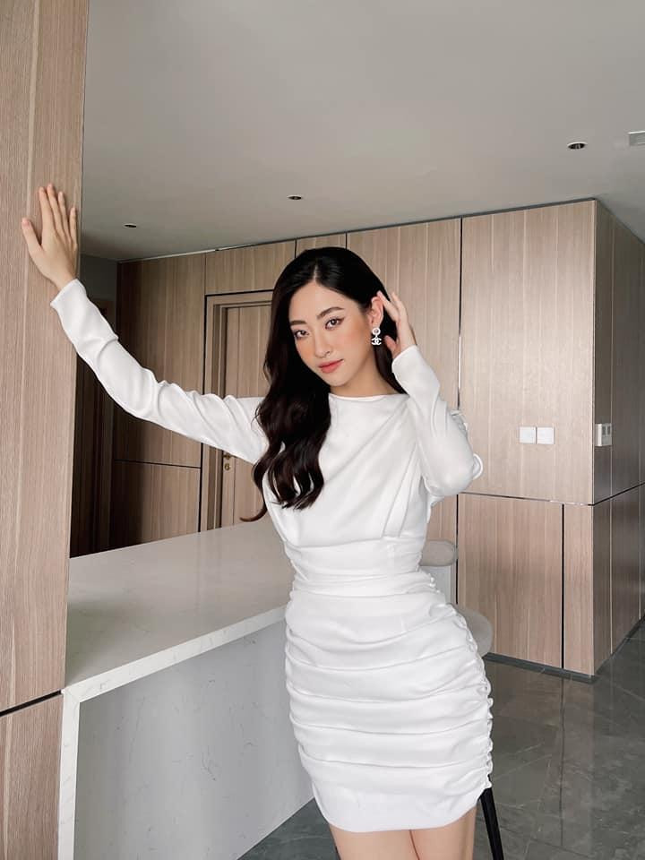 Người đẹp diện bộ váy trắng bó sát, khoe trọn đường cong 'cực phẩm'.