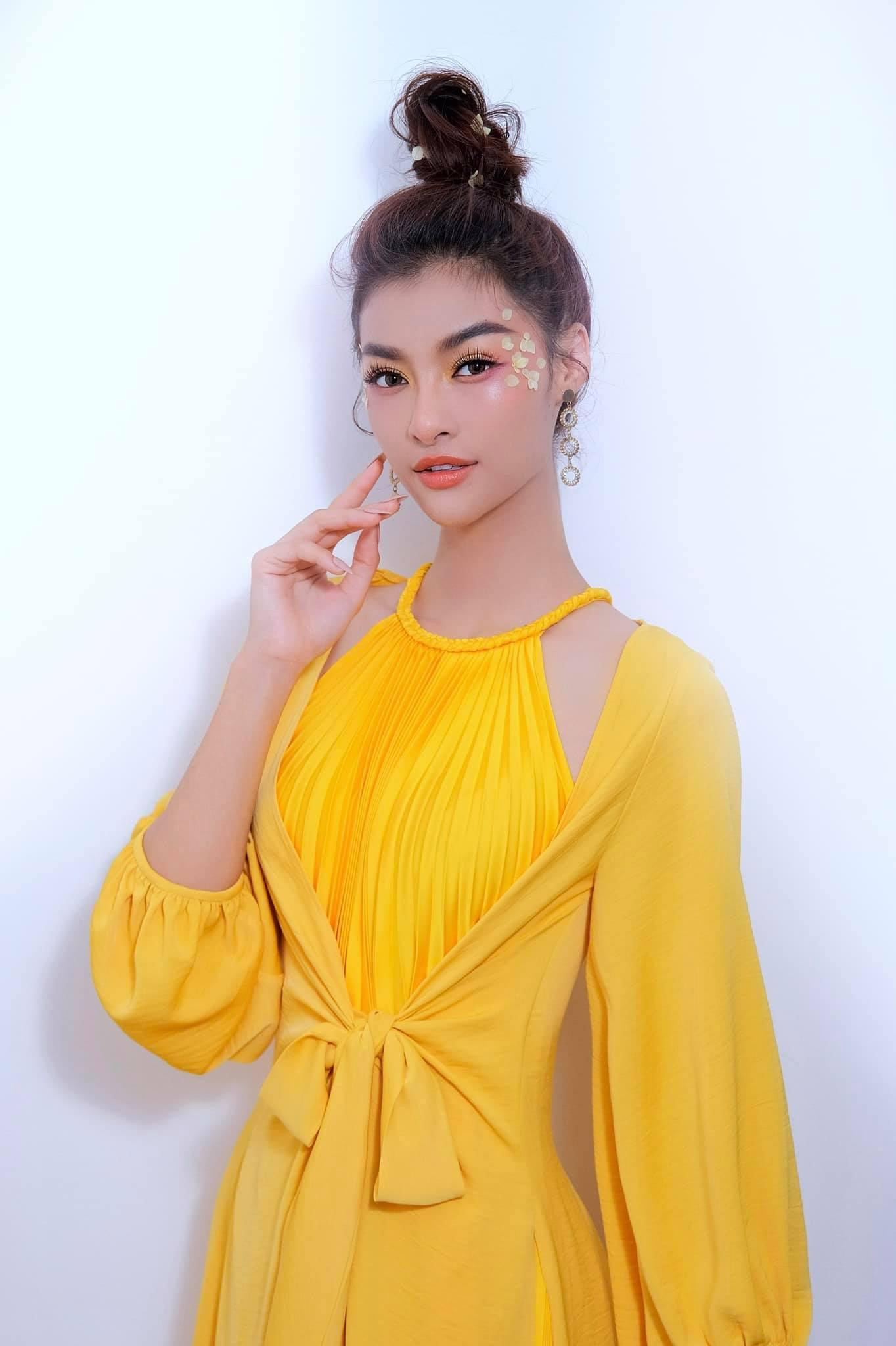 Á hậu Kiều Loan diện váy tứ thân cách điệu khoe vai trần duyên dáng, gợi cảm. Á hậu Kiều Loan diện váy tứ thân cách điệu khoe vai trần duyên dáng, gợi cảm.