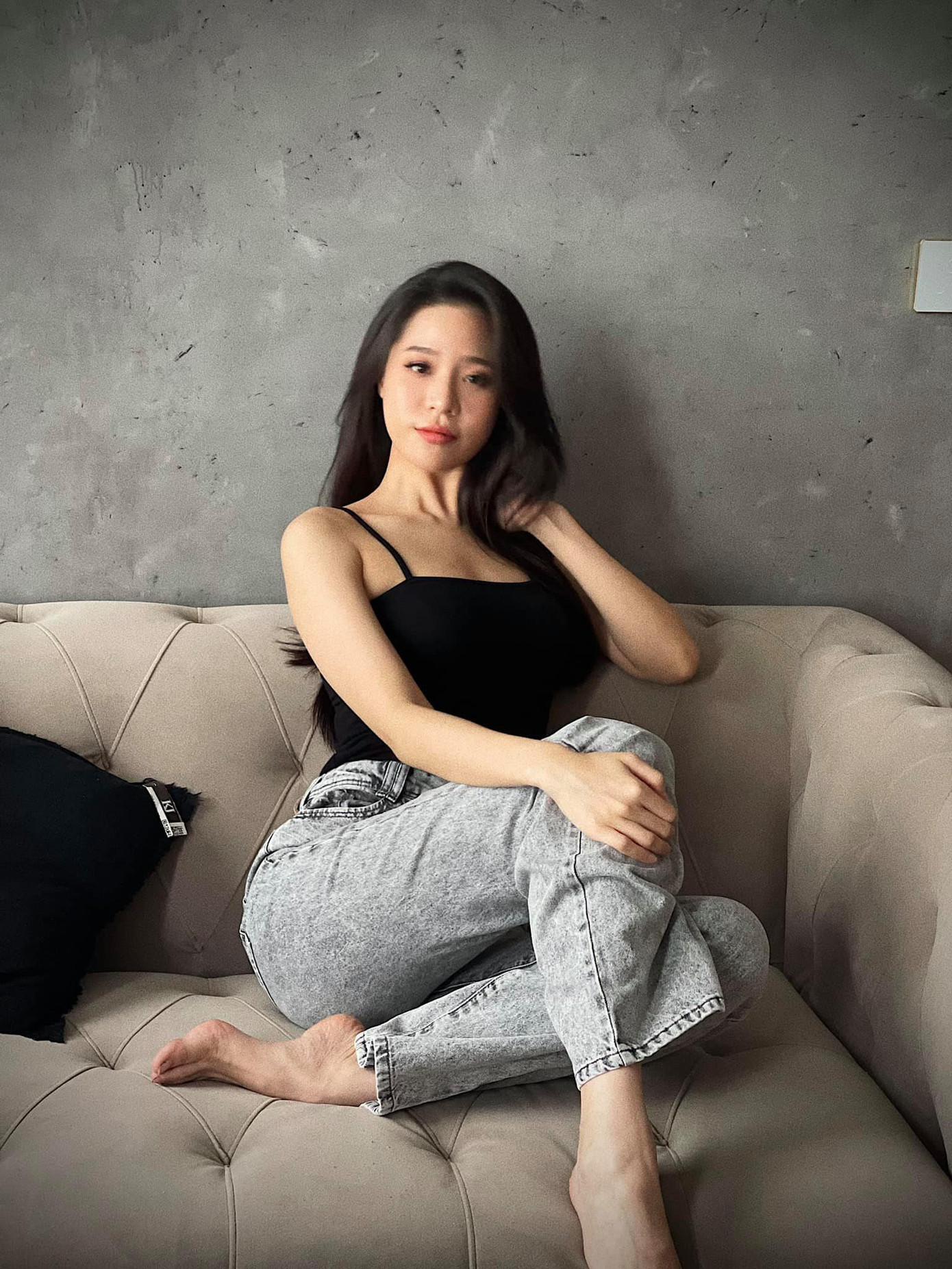 Người đẹp diện áo hai dây màu đen khoe nhan sắc trẻ trung, quyến rũ.