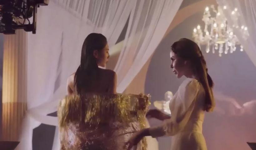 Linda Cẩm Lan (phải) từng xuất hiện trong MV "Ngải tình" của Thuỷ Tiên với vai trò khách mời.