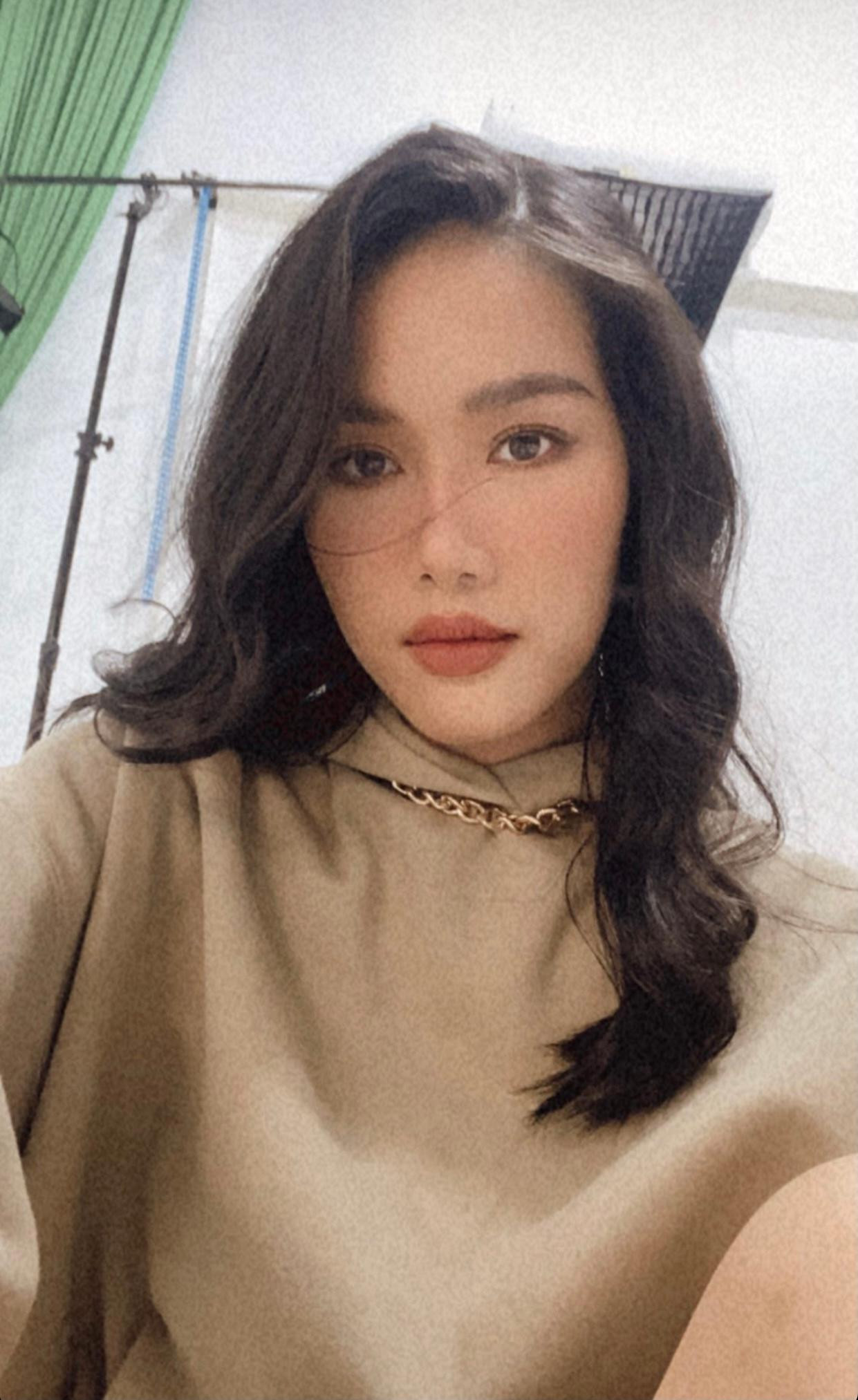 Á hậu Phương Anh đẹp kiêu sa và lạnh lùng trong bộ váy kín đáo. Á hậu Phương Anh đẹp kiêu sa và lạnh lùng trong bộ váy kín đáo.