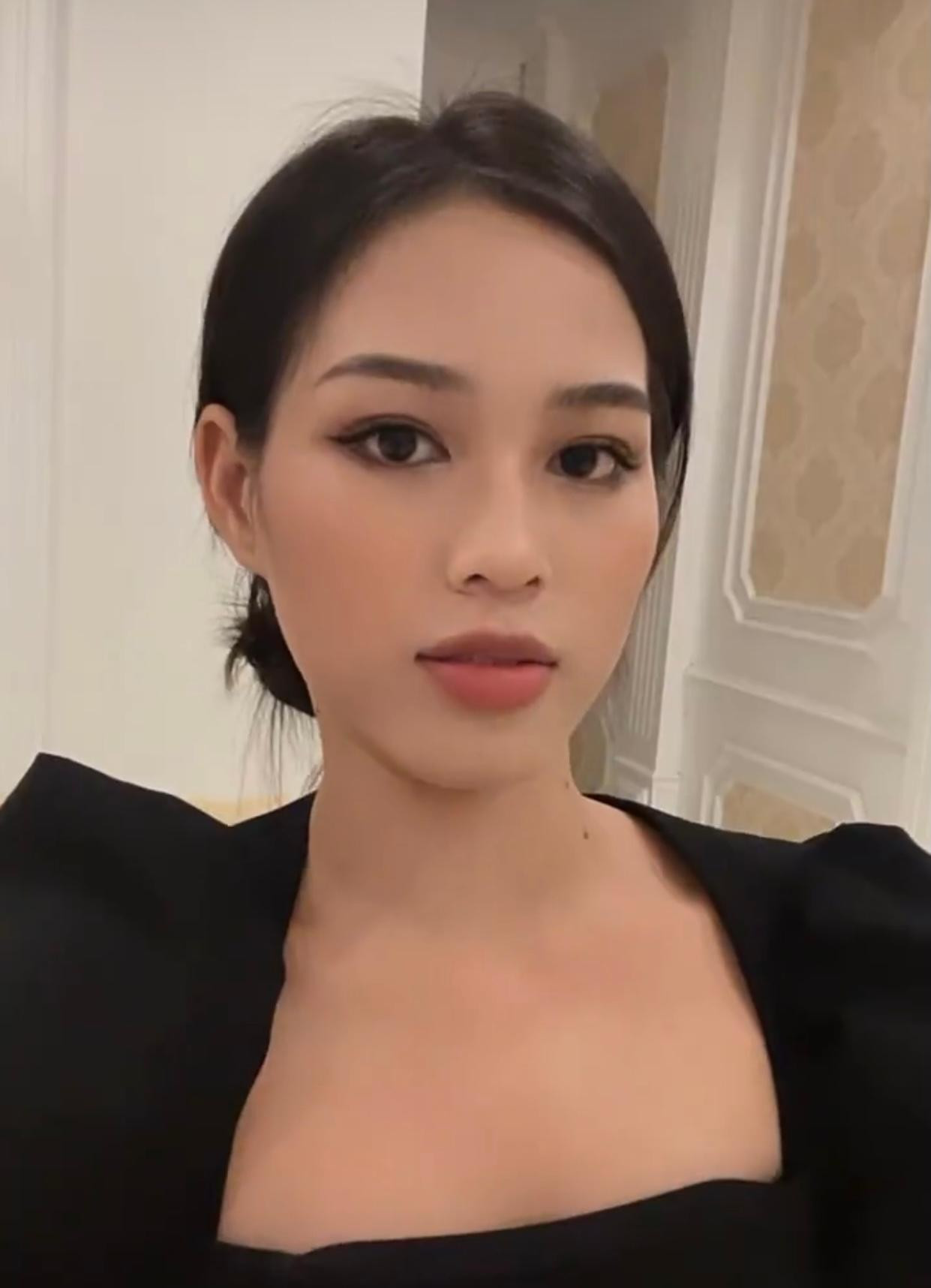 Hoa hậu Đỗ Thị Hà diện váy độn cầu vai kiêu kỳ. Hoa hậu Đỗ Thị Hà diện váy độn cầu vai kiêu kỳ.