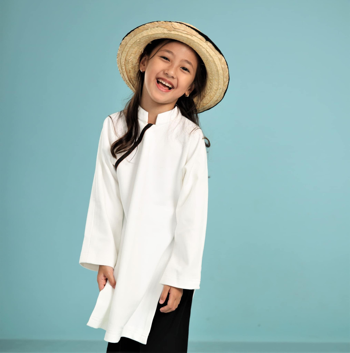 Con gái út của Hoa hậu Hà Kiều Anh xinh đẹp, duyên dáng trong bộ ảnh mới.