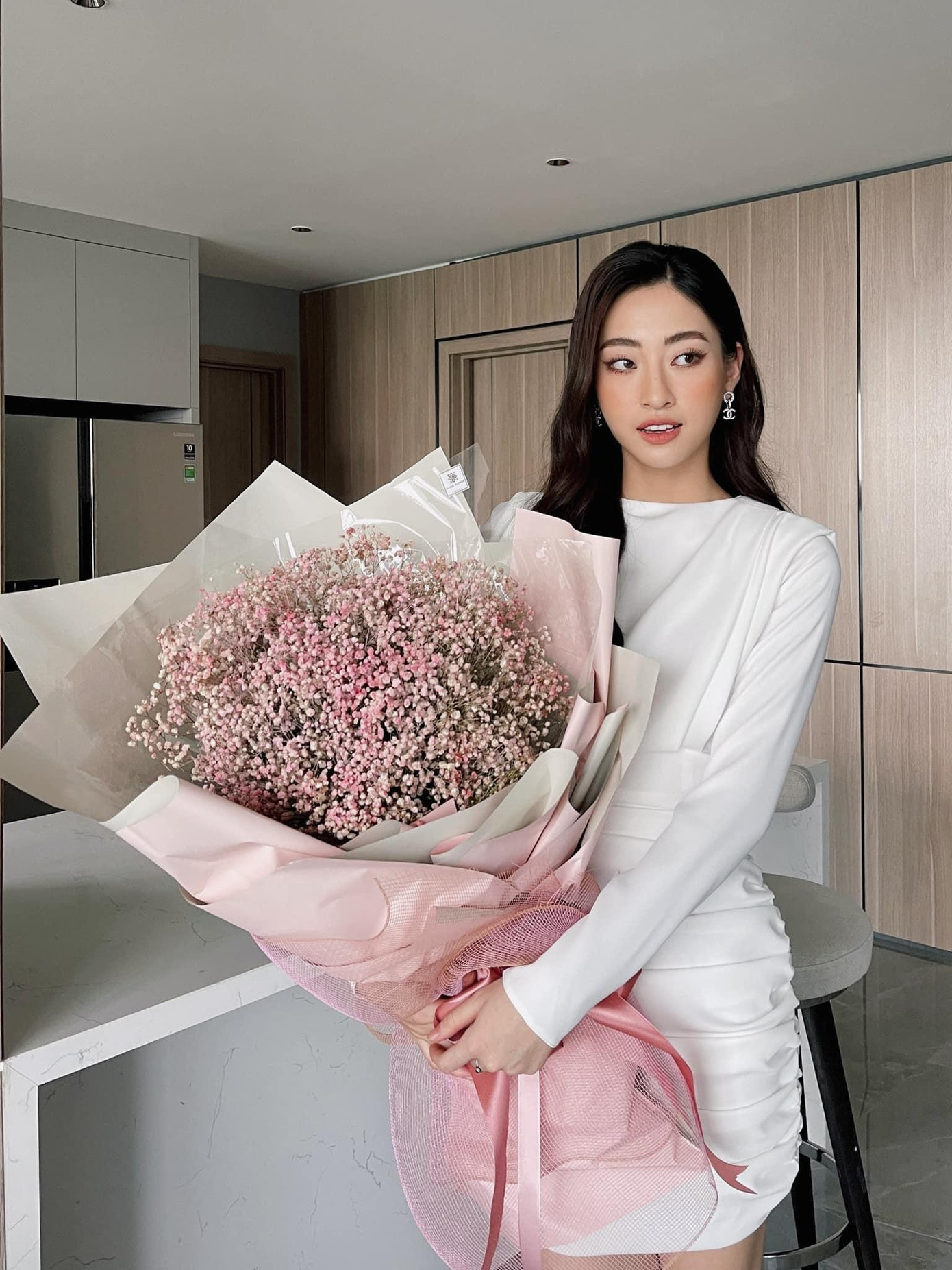 Hoa hậu Lương Thuỳ Linh khoe vẻ xinh đẹp rạng ngời khi ở nhà giãn cách.