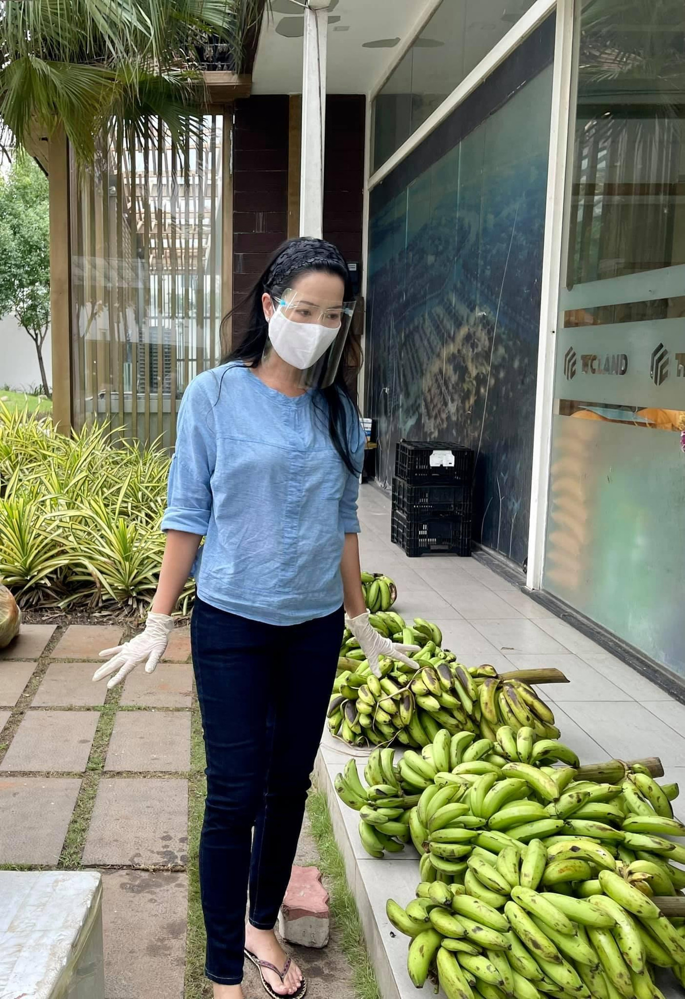 Á hậu Trịnh Kim Chi tất bật với công tác từ thiện trong mùa dịch.