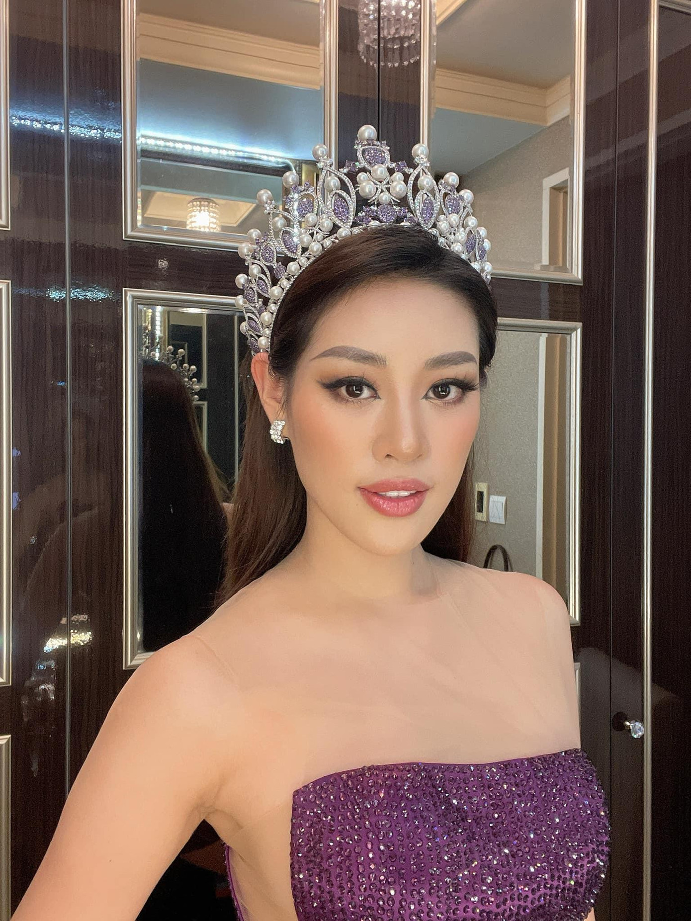 Hoa hậu Khánh Vân ăn mặc lộng lẫy khi giao lưu online từ nhà trong mùa dịch.