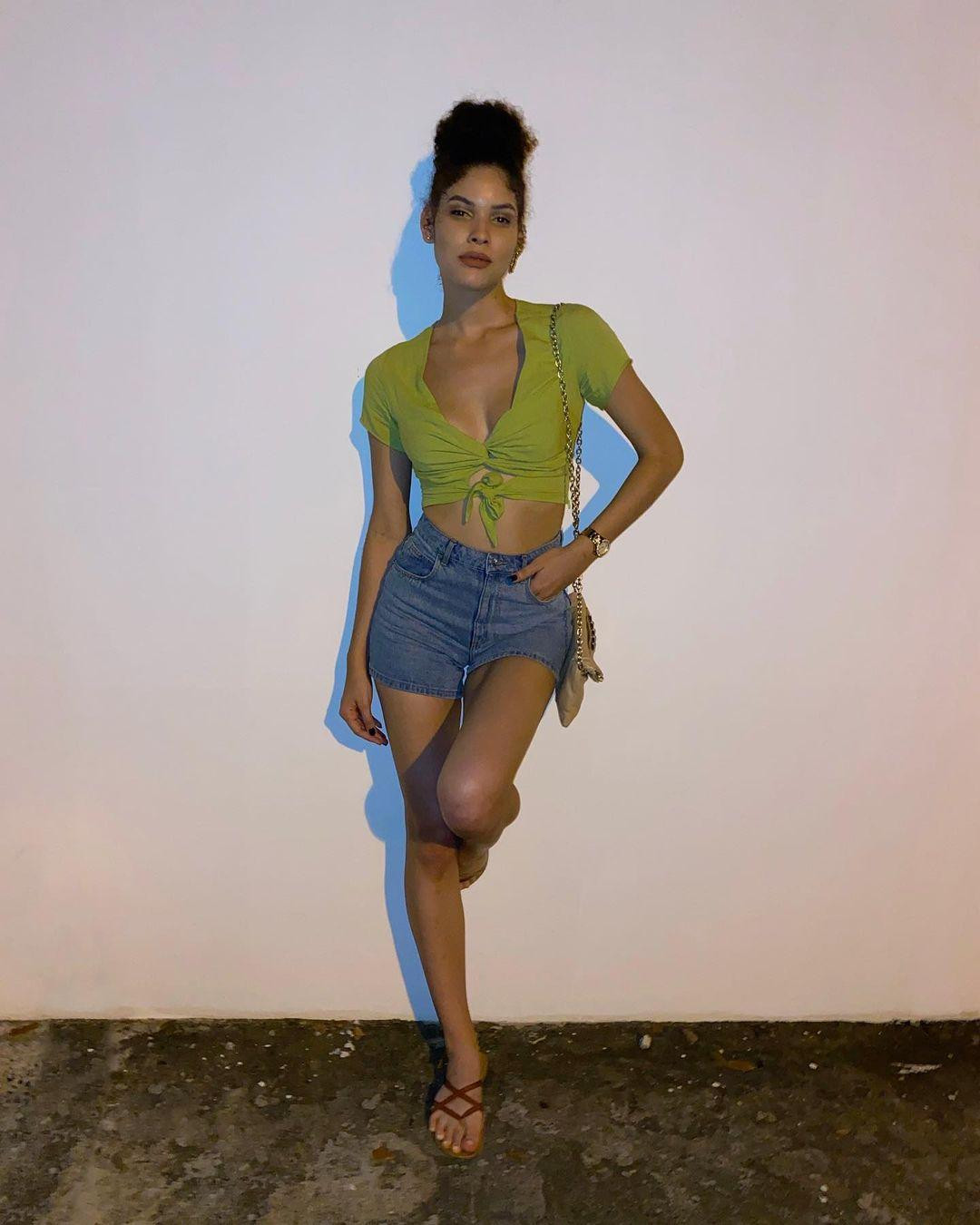 Ngoài đời thường, người đẹp theo đuổi phong cách thời trang cá tính và sexy.