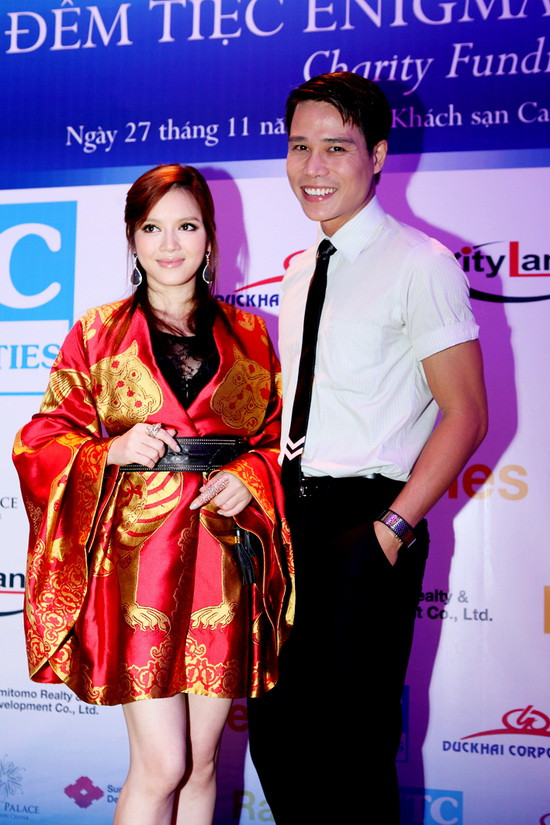 Đêm đấu giá những món hàng hiệu, kim cương để gây quỹ từ thiện còn có sự tham gia của Nam vương Tiến Đoàn