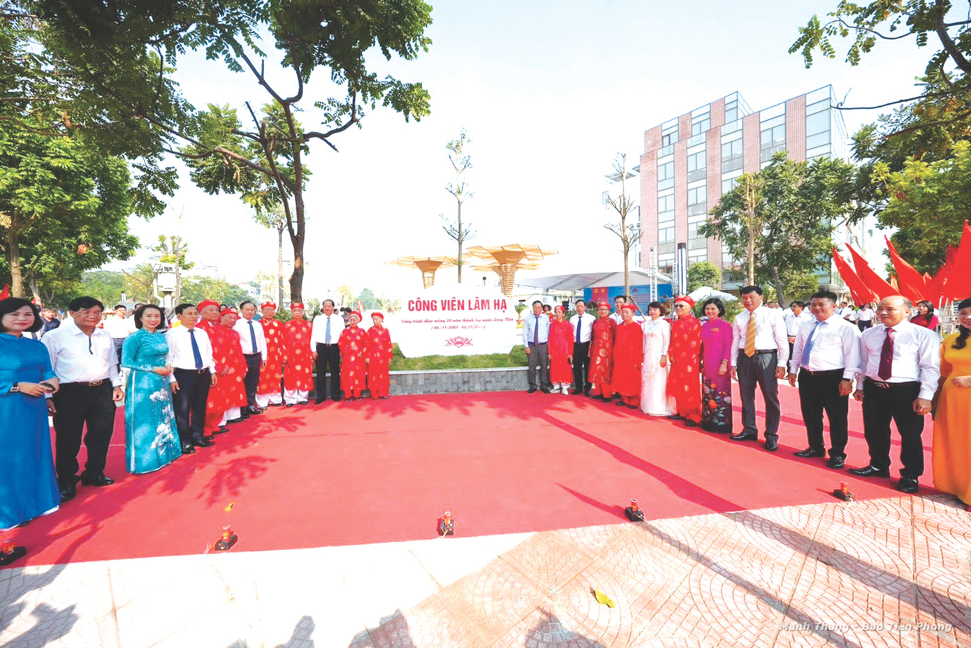 Lãnh đạo Thành phố Hà Nội, Quận ủy - UBND quận Long Biên gắn biển, cắt băng khánh công viên Lâm Hạ. Ảnh: Hoàng Mạnh Thắng