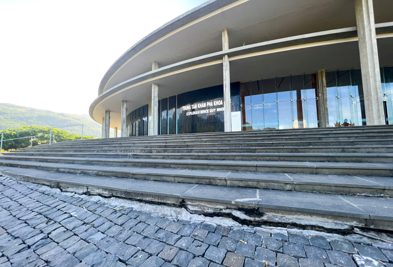 Tòa nhà Khu khám phá khoa học tỉnh Bình Định sau thời gian ngắn đưa vào sử dụng, đã xuất hiện hư hỏng (ảnh chụp tháng 5/2023 -Ảnh: Trương Định)
