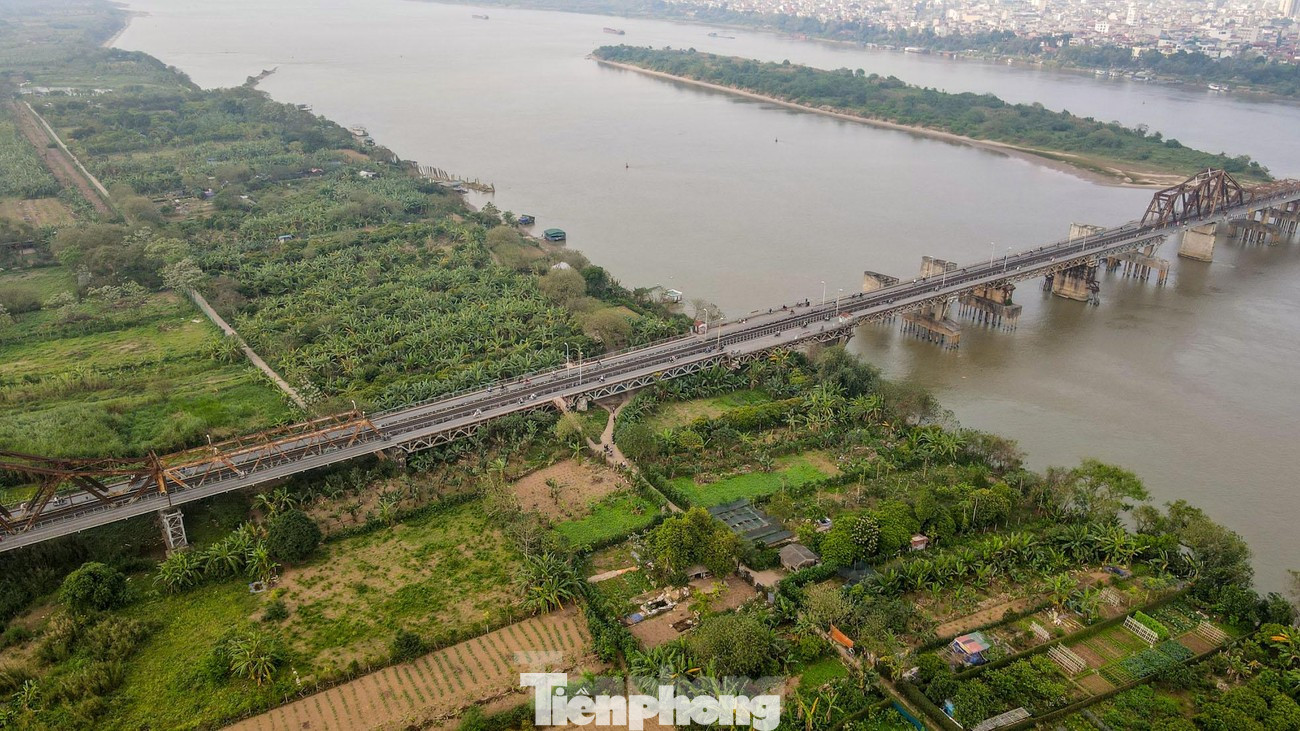 Khu vực bãi bồi ven sông sẽ tổ chức các khu chức năng không gian công viên cây xanh (cơ bản giữ lại các cây lớn hiện có), khu chức năng trồng cây ngắn ngày, cây cảnh, cây hoa theo mùa, kết hợp phục vụ khách du lịch.