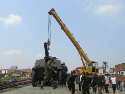 Quang cảnh buổi lễ cẩu xe xuống sân bay Đồng Hới trưa nay