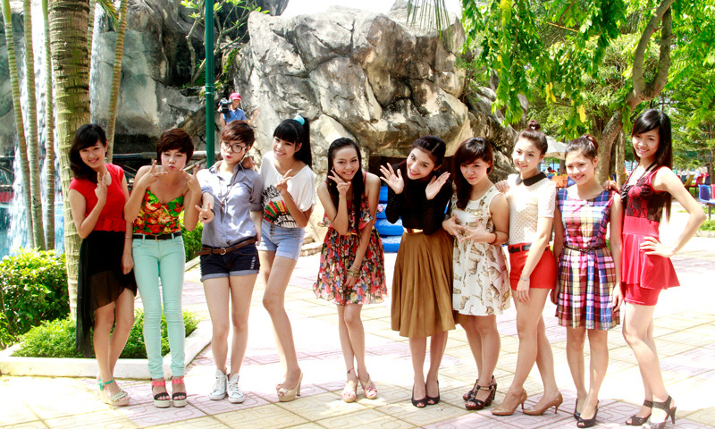 Có không ít kiểu hình nhí nhảnh của các thí sinh và Hương Giang