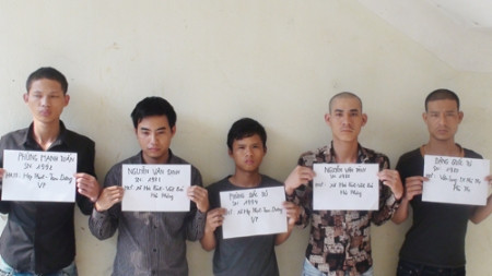 Năm bị can liên quan đến vụ án mạng bị bắt đầu tiên. Năm bị can liên quan đến vụ án mạng bị bắt đầu tiên