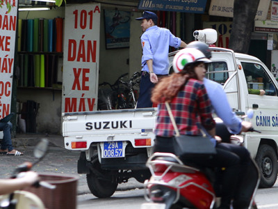 Đội tự quản phường Bùi Thị Xuân - HÀ Nội dẹp hàng quán. Ảnh: Hoàng Anh.