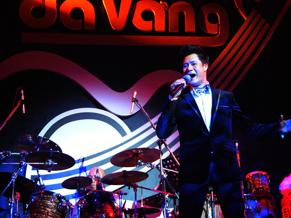 Không chỉ tới tham dự, Quang Dũng còn thể hiện 2 ca khúc như món quà gửi tới chủ nhân phòng trà trong ngày khai trương